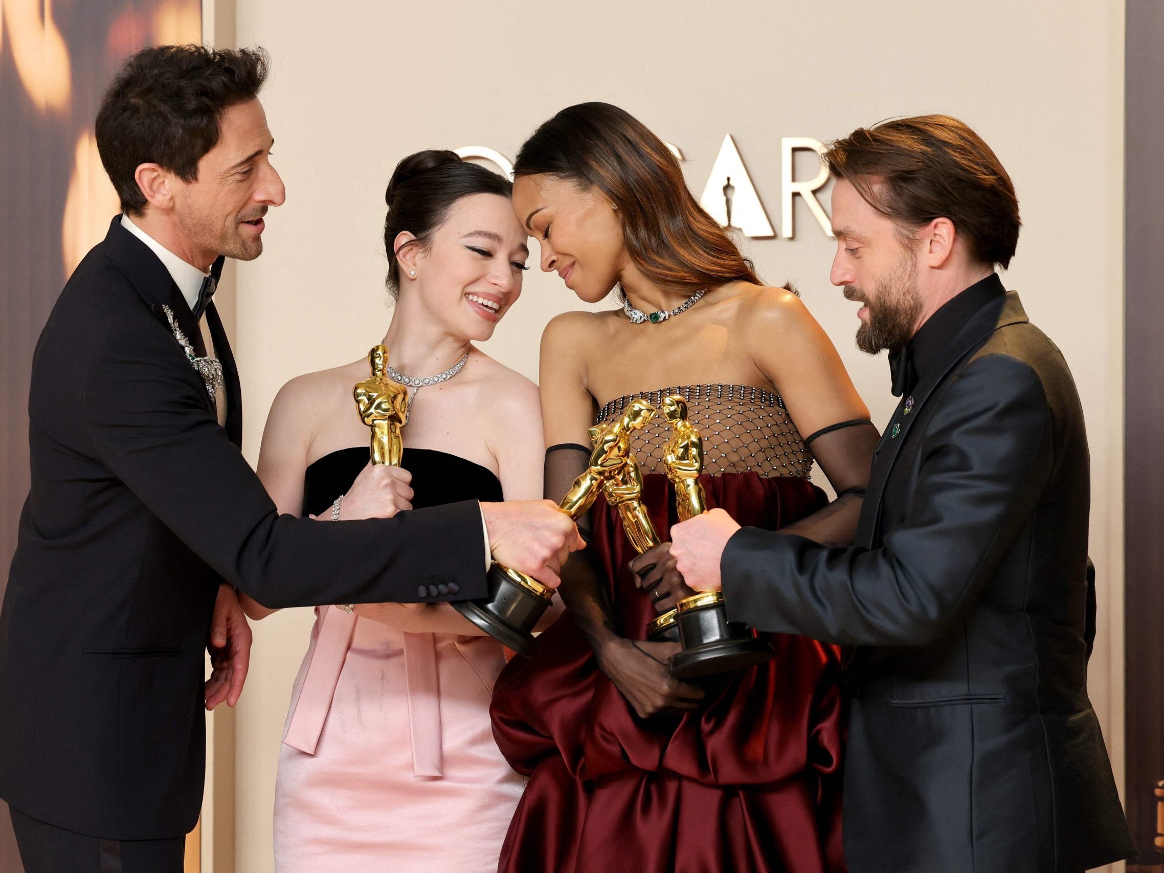 Adrien Brody, Gewinner des Preises für den besten Hauptdarsteller für „The Brutalist“, Mikey Madison, Gewinnerin des Preises für die beste Hauptdarstellerin für „Anora“, Zoe Saldana, Gewinnerin des Preises für die beste Nebendarstellerin für „Emilia Pérez“ und Kieran Culkin, Gewinner des Preises für den besten Nebendarsteller für „A Real Pain“.