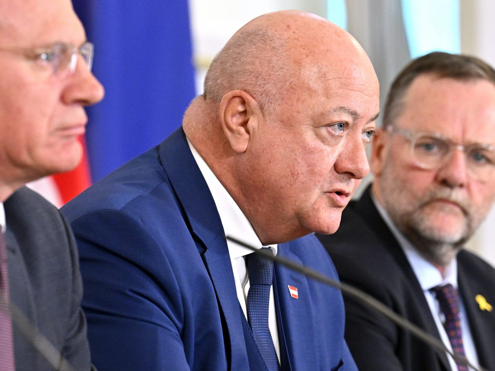 Innenminister Gerhard Karner (ÖVP), Bundeskanzler Christian Stocker (ÖVP) und Staatssekretär Josef Schellhorn (NEOS, von links).