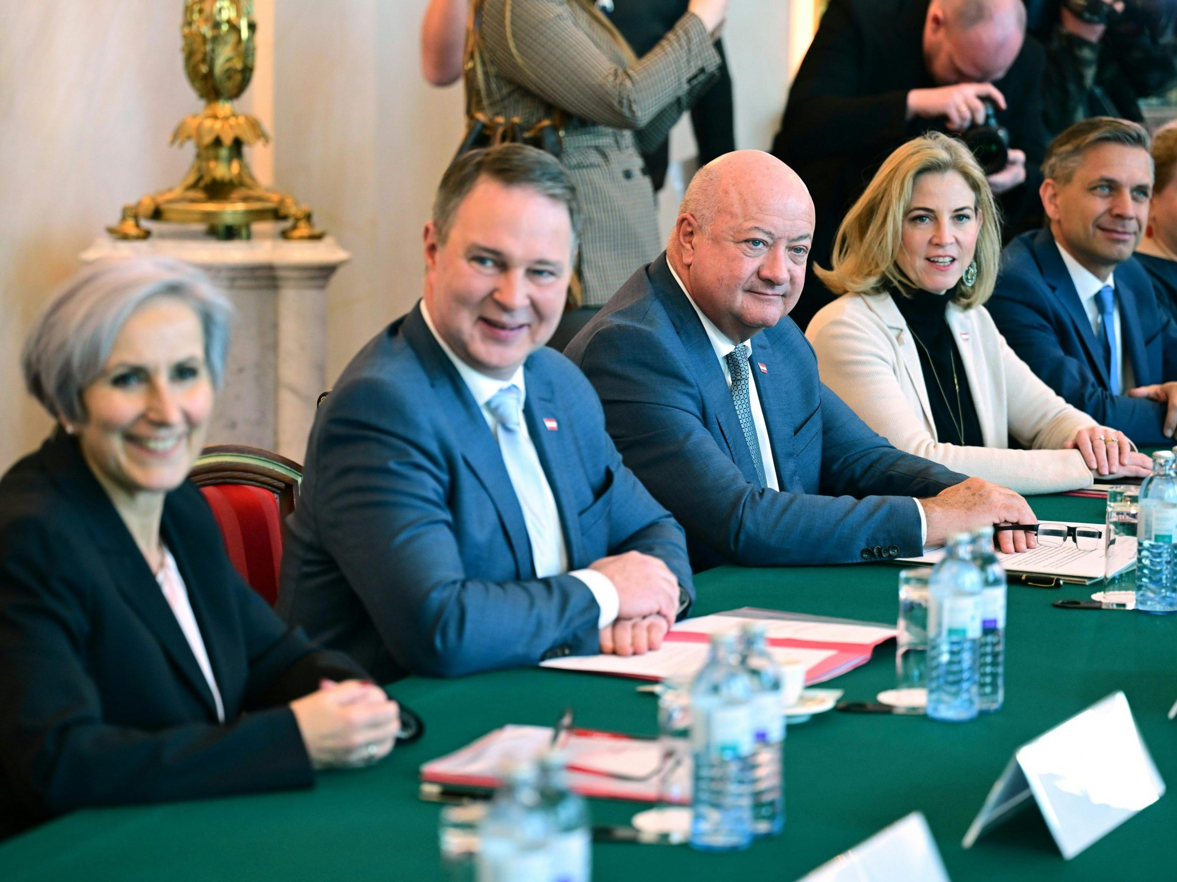 Justizministerin Anna Sporrer (SPÖ), Vizekanzler Andreas Babler (SPÖ), Bundeskanzler Christian Stocker (ÖVP), Außenministerin Beate Meinl-Reisinger (NEOS) und Wirtschaftsminister Wolfgang Hattmannsdorfer (ÖVP)