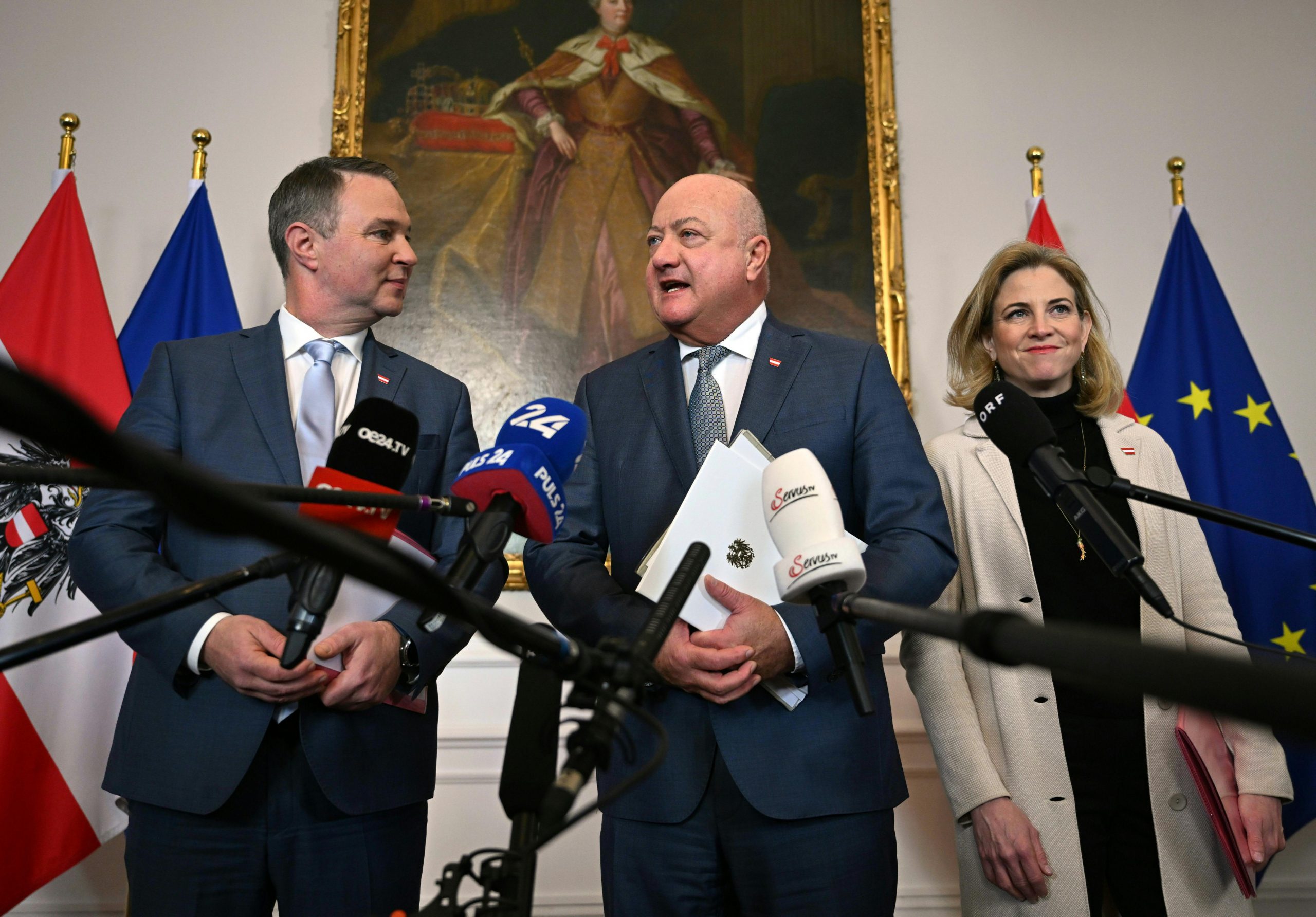 Vizekanzler Andreas Babler (SPÖ), Bundeskanzler Christian Stocker (ÖVP) und Außenministerin Beate Meinl-Reisinger (NEOS) verkündeten nach dem Ministerrat die Beschlüsse.