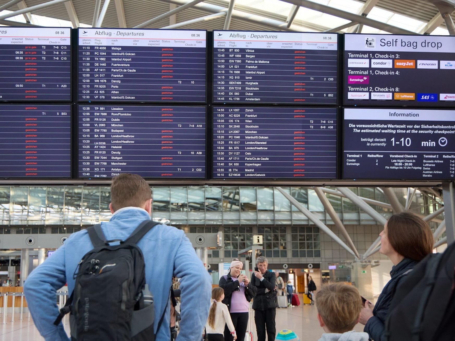 Flugausfälle sind auf Anzeigetafeln im Flughafen Hamburg angeschlagen