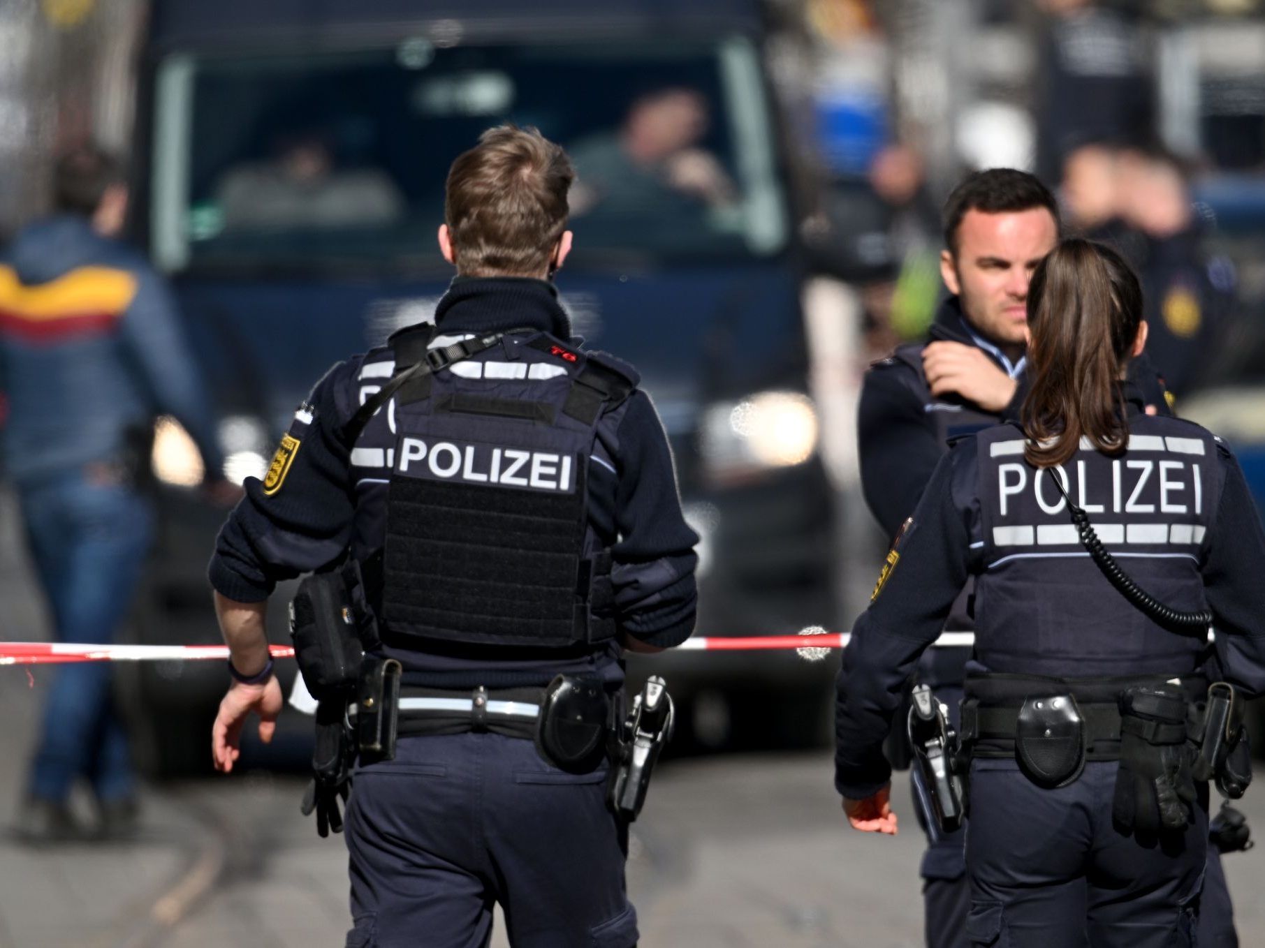 Die deutsche Polizei führte eine Razzia in der Ausländerbehörde in München durch.