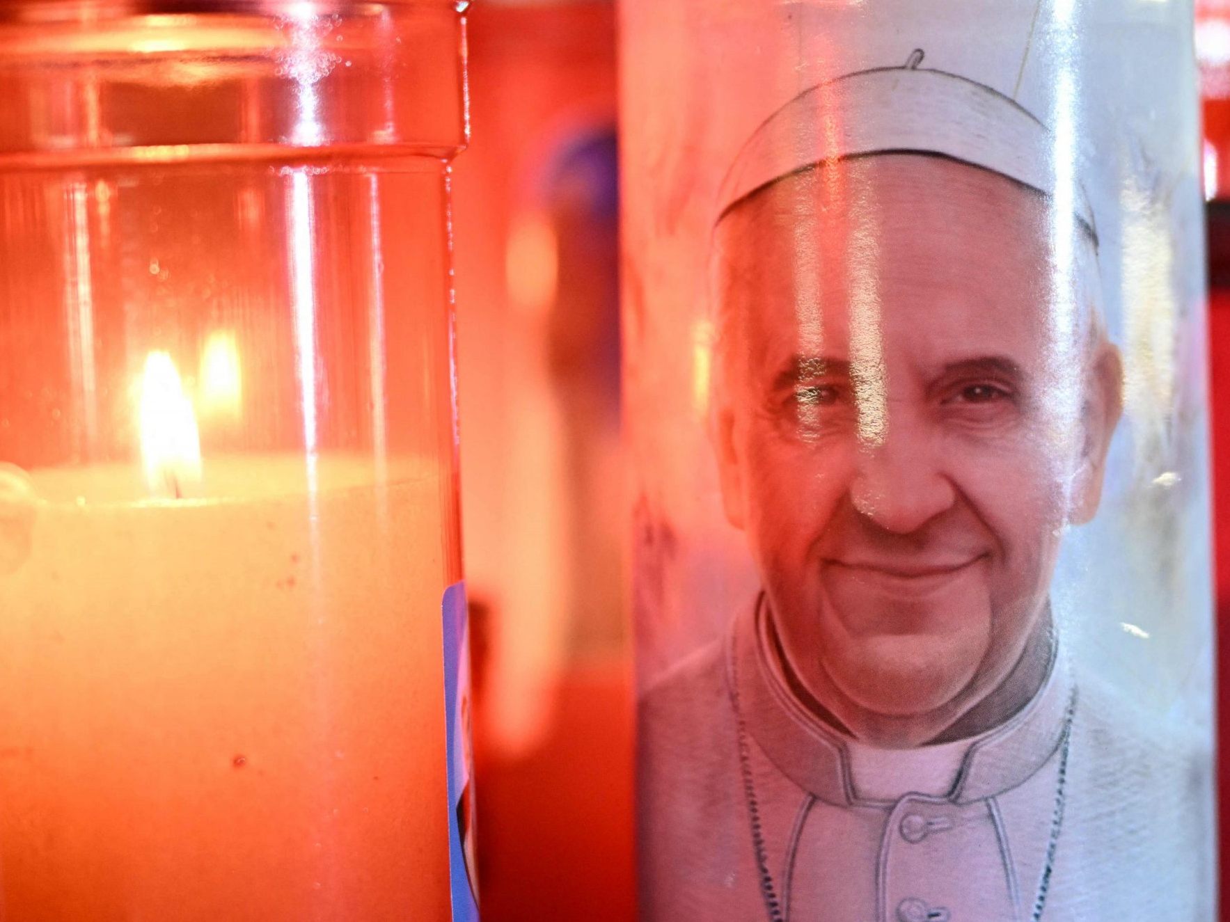 Papst Franziskus ist auf dem Weg der Besserung.