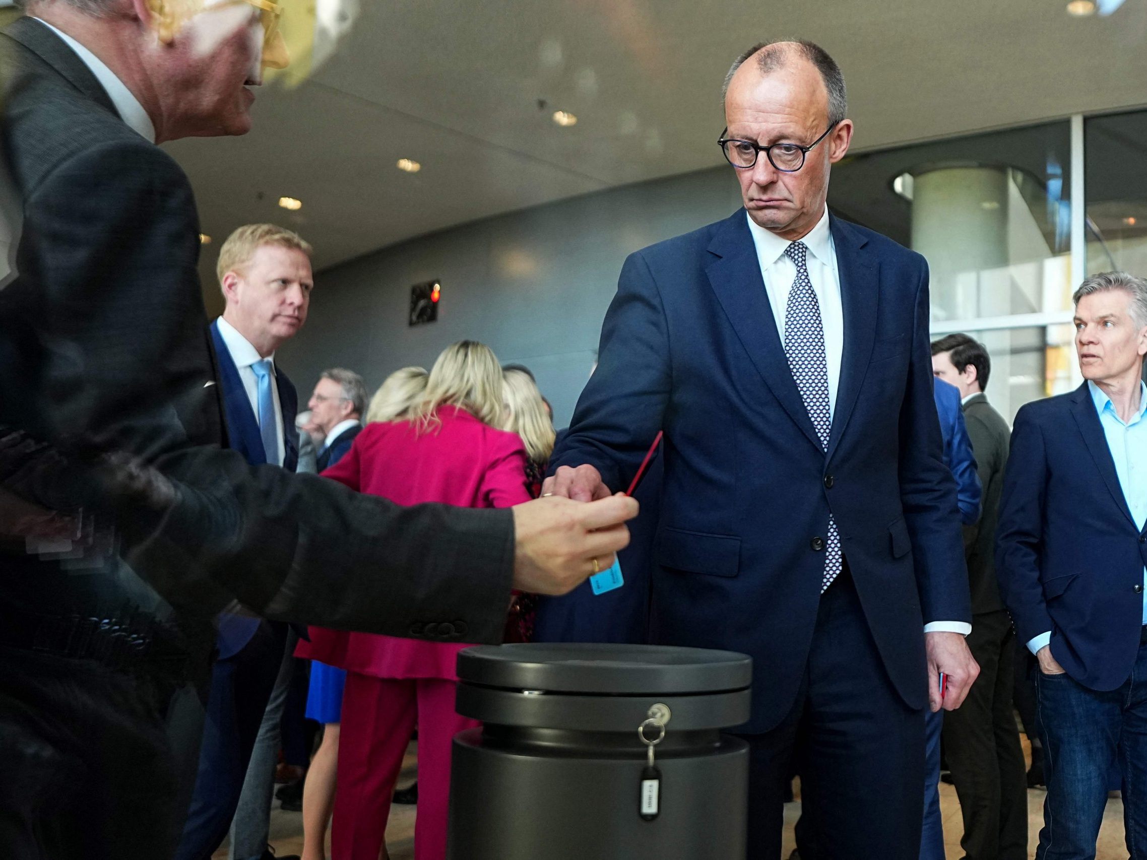 Der mutmaßlich zukünftige deutsche Bundeskanzler Friedrich Merz (CDU) bei der Stimmabgabe zur nötigen Grundgesetzänderung.