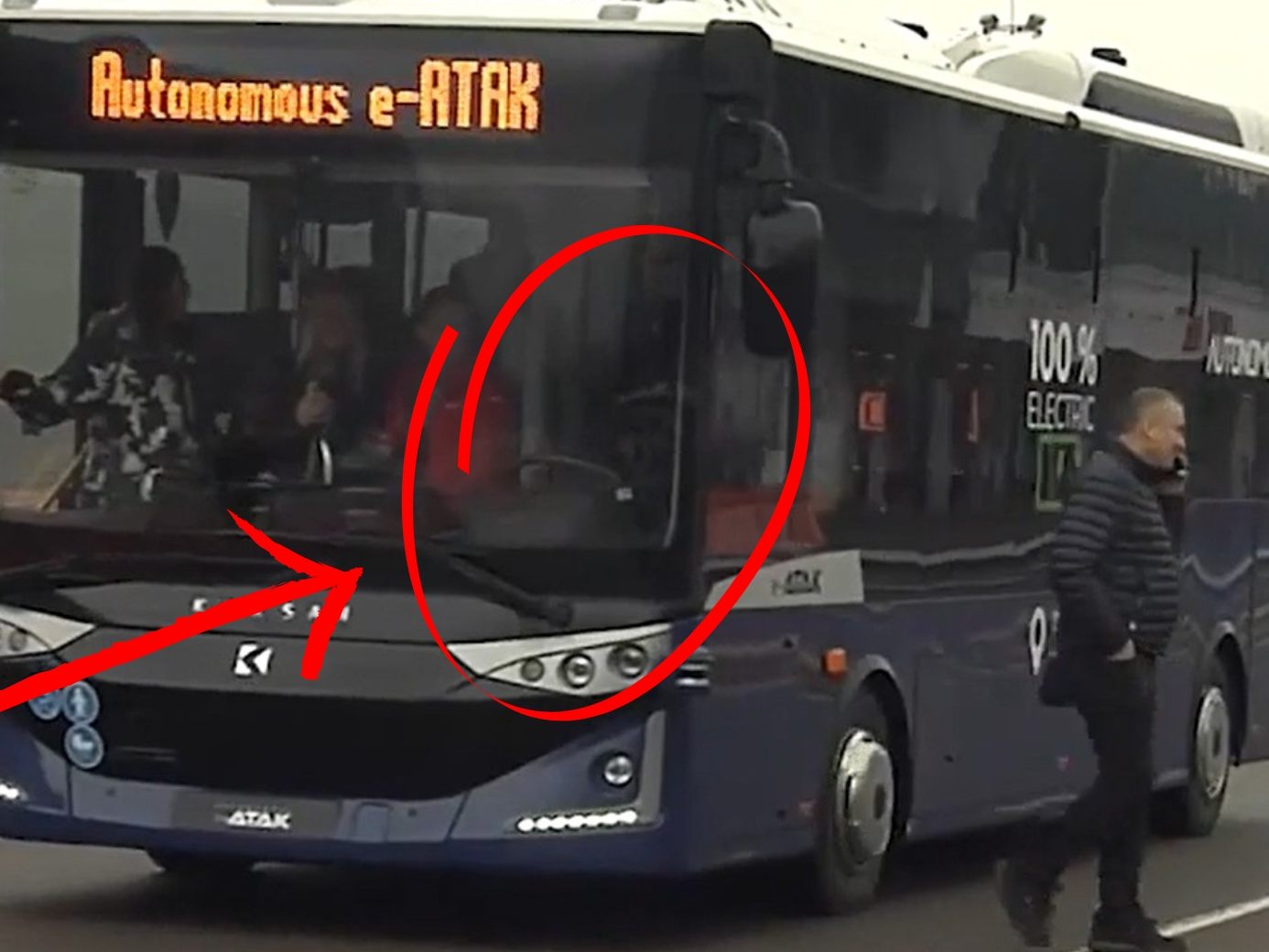Ganz ohne Fahrer steuert der automatisierte Elektrobus durch den Safety Park in der Provinz Bozen.
