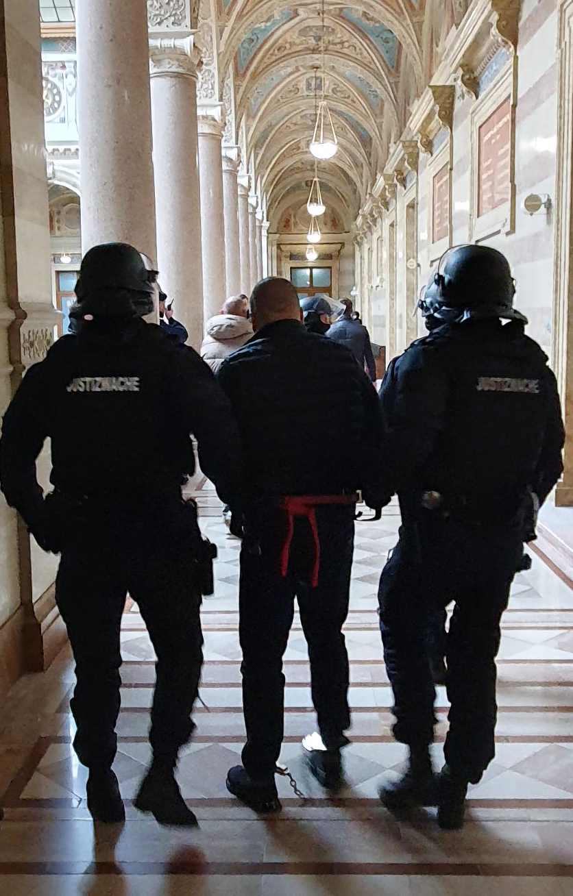 Unter bisher nie da gewesenen Sicherheitsvorkehrungen ist am Mittwoch, 12. März 2025 im Justizpalast innerstaatlich das letzte Kapitel im Verfahren gegen den Mafia-Paten Dario D. alias "Dexter" geschlossen worden.