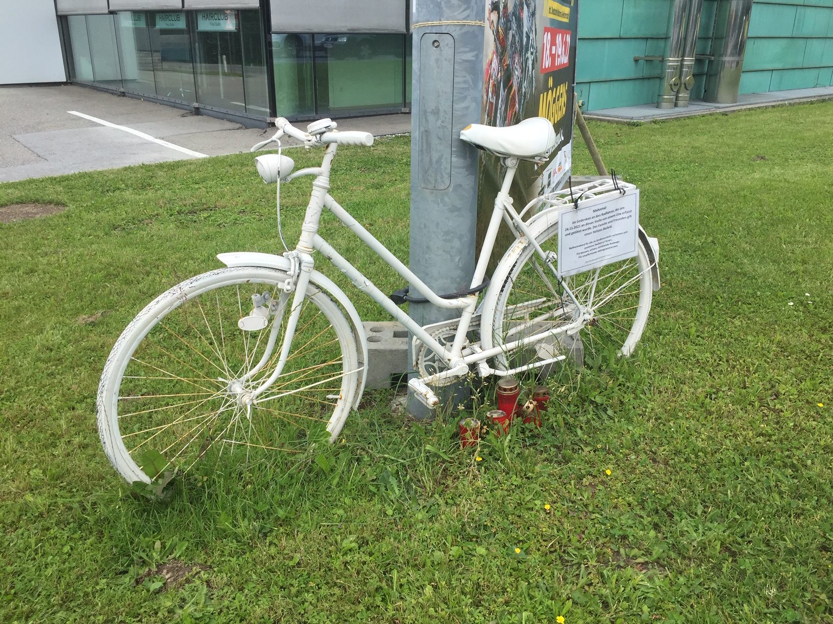 Geisterfahrräder, wie hier an der Achkreuzung, mahnen an Orten, an denen Fahrradfahrer tödlich verunglückt sind.