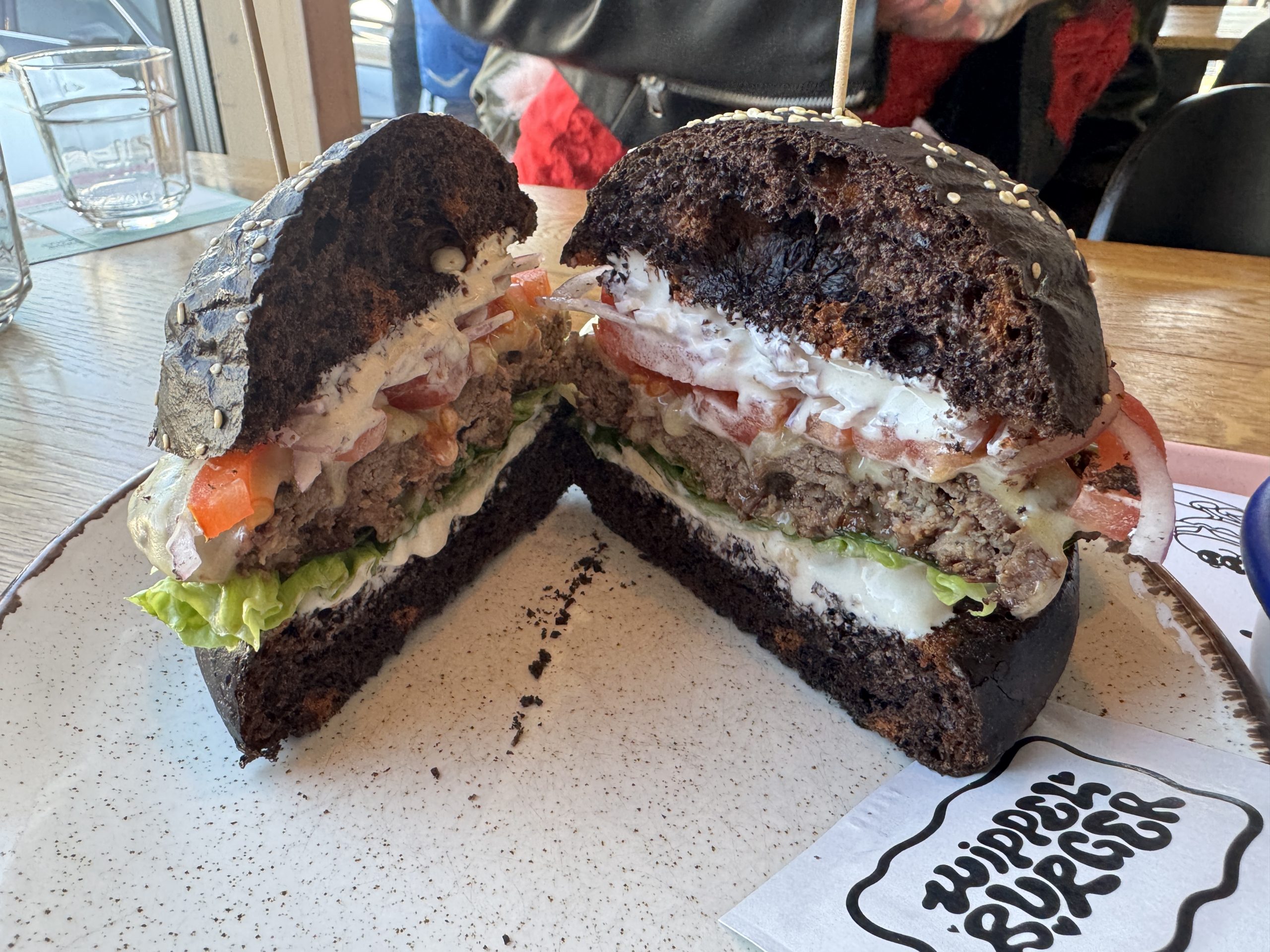 Der saftige Burger bietet reichlich an Füllung.