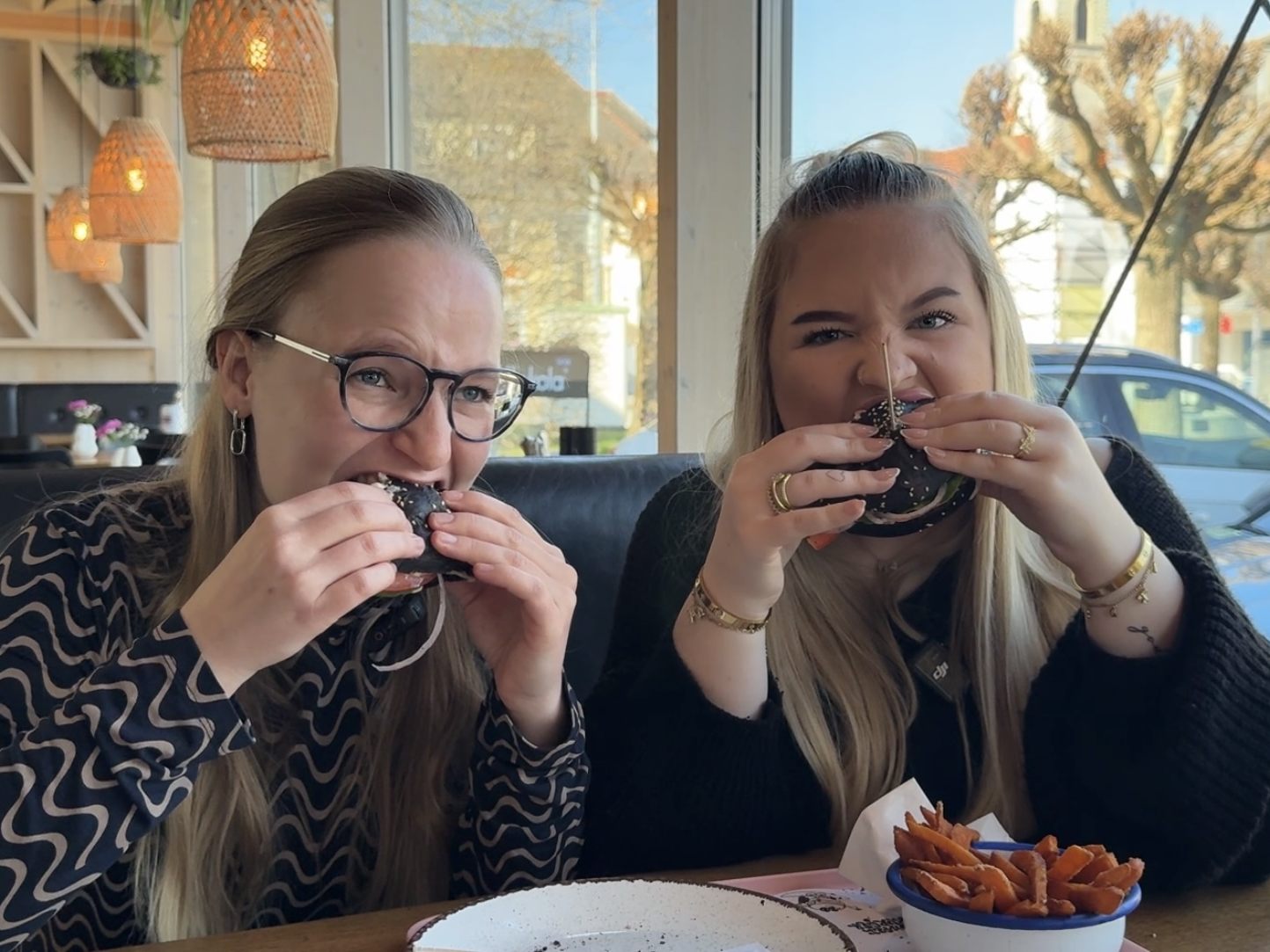Der neue Aktivkohle-Burger mit Trüffelmayo im Test.