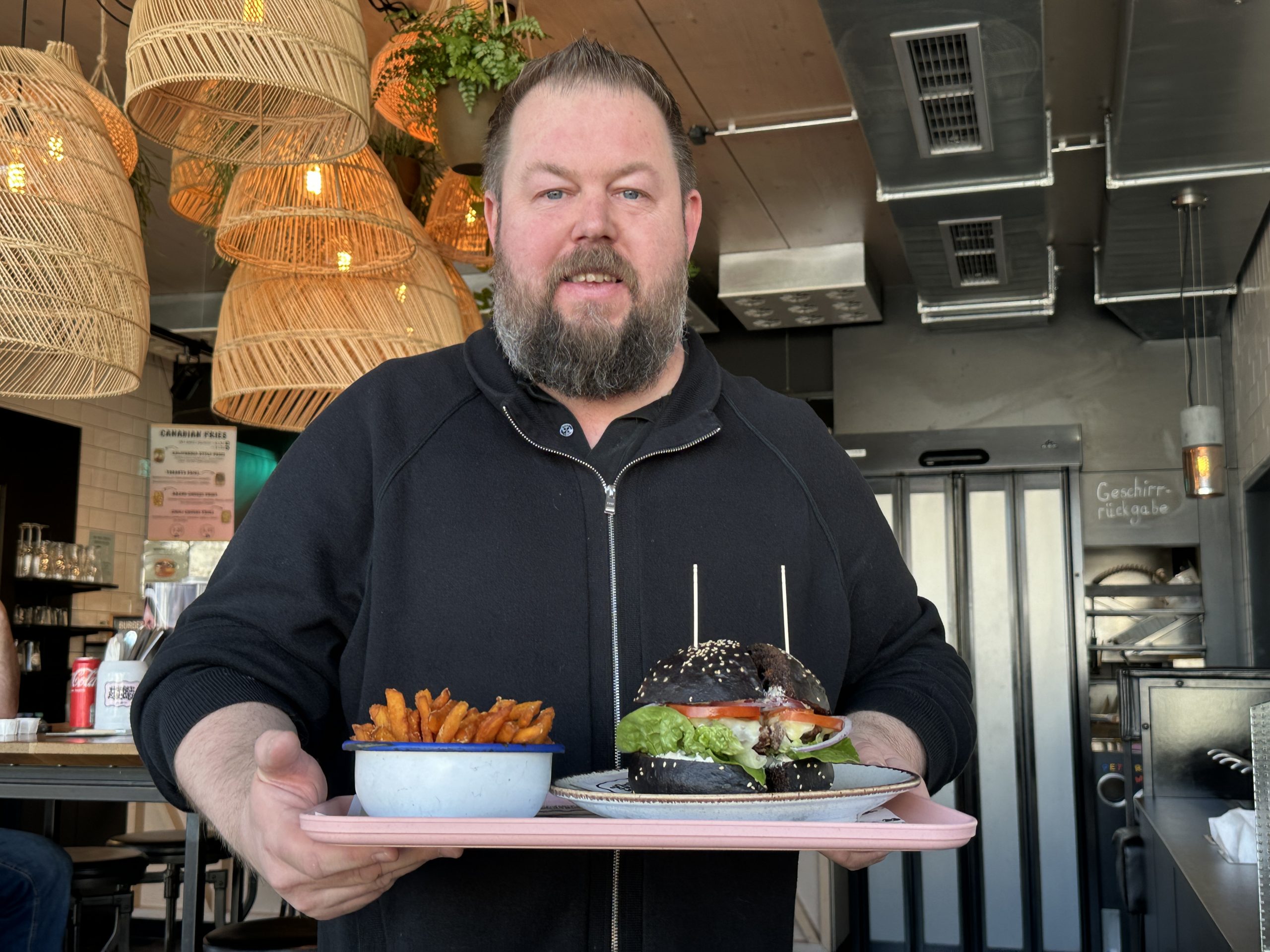 Simon Grabher serviert uns den schwarzen Eyecatcher mit Süßkartoffelpommes.
