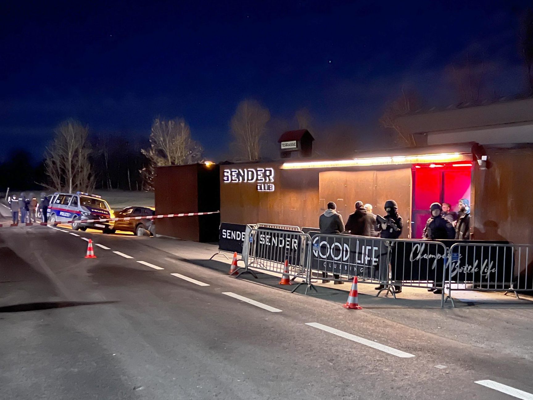 Angeklagter soll im Jänner 2024 vor einem Nachtlokal in Lustenau Schüsse auf dreiköpfige Gruppe abgegeben haben.