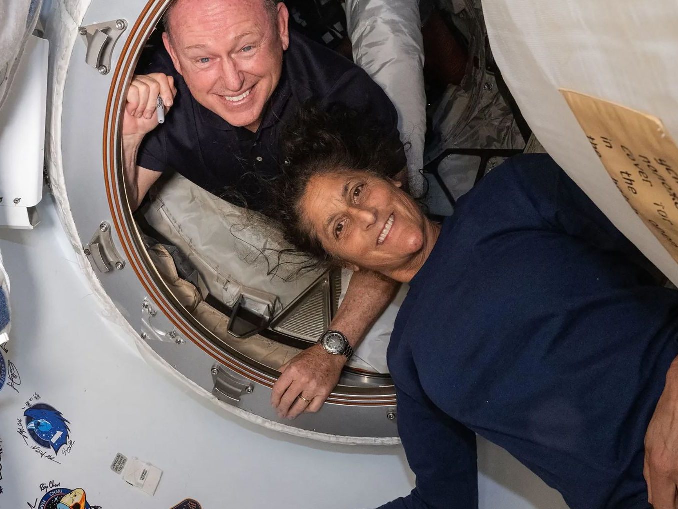 Butch Wilmore (r.) und Suni Williams beim Abflug zur ISS: Statt einer Woche blieben sie neun Monate im All – bezahlt wurde nur der Grundlohn, Überstunden gab es keine.