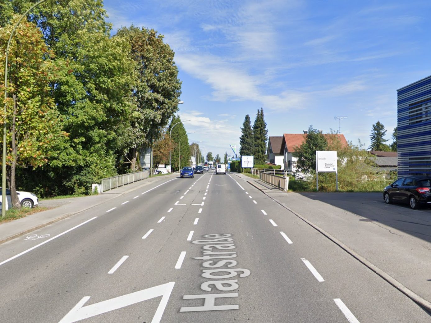 Kollision zwischen Bus und Pkw