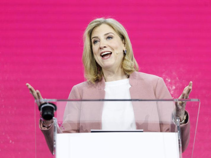 Die NEOS-Mitgliederversammlung hat für eine Koalition mit ÖVP und SPÖ gestimmt.