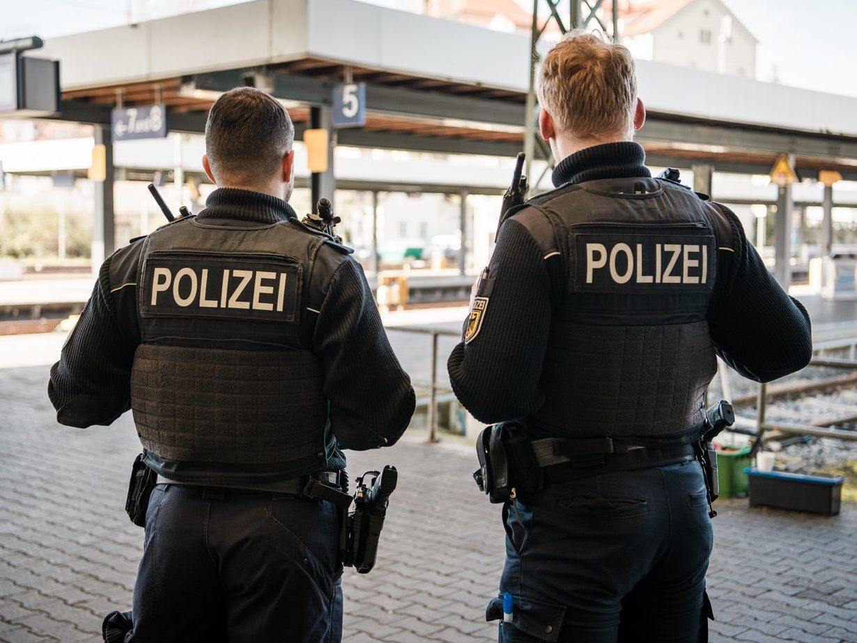 Am Mittwoch kontrollierte eine Streife der Lindauer Bundespolizei eine aserbaidschanische Zugreisende, die mit der S1 aus Bregenz nach Lindau einreiste.