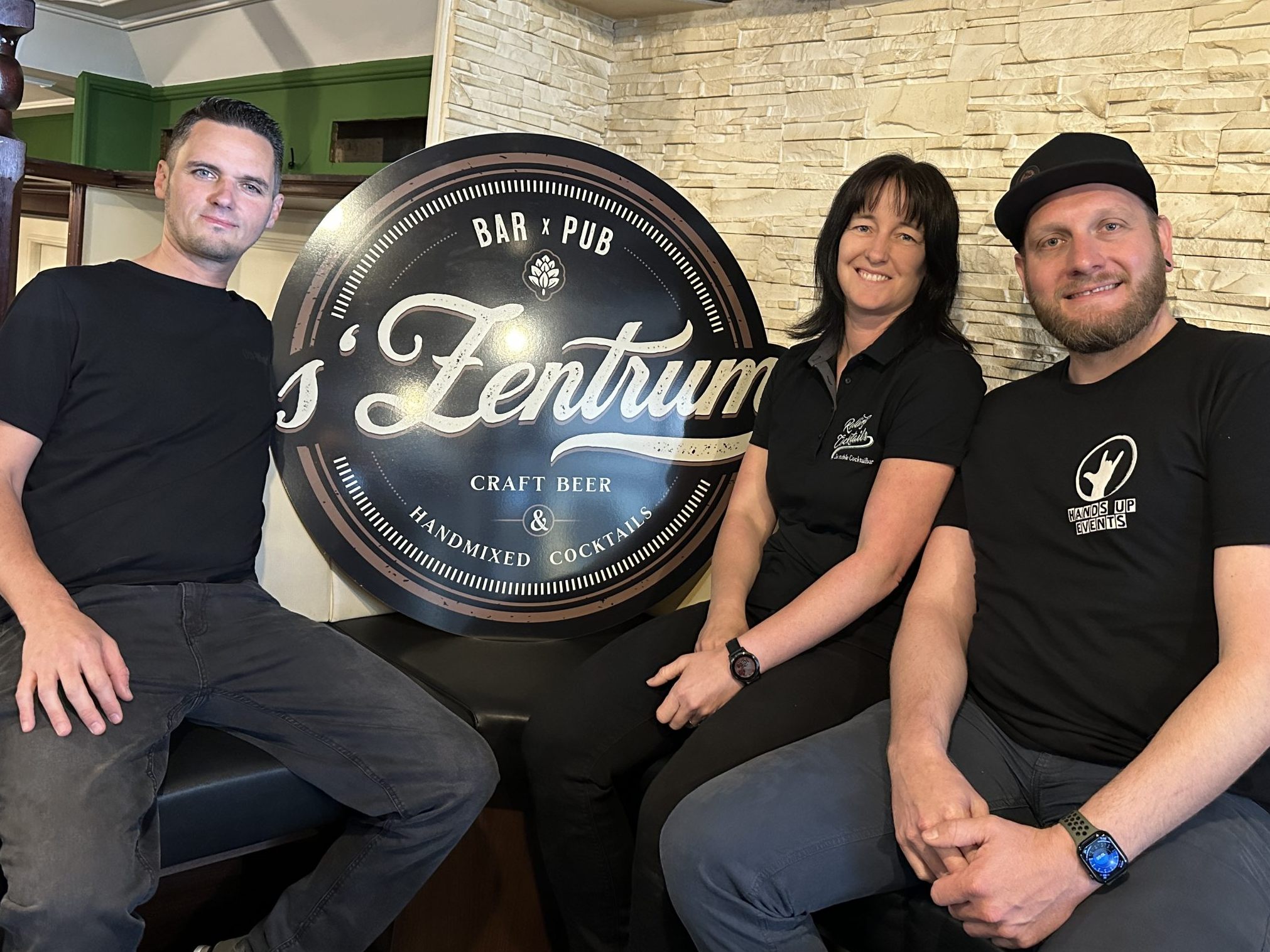 Die Neueröffnung steht an. Manuel, Melanie und Stefan mit dem neuen Logo.