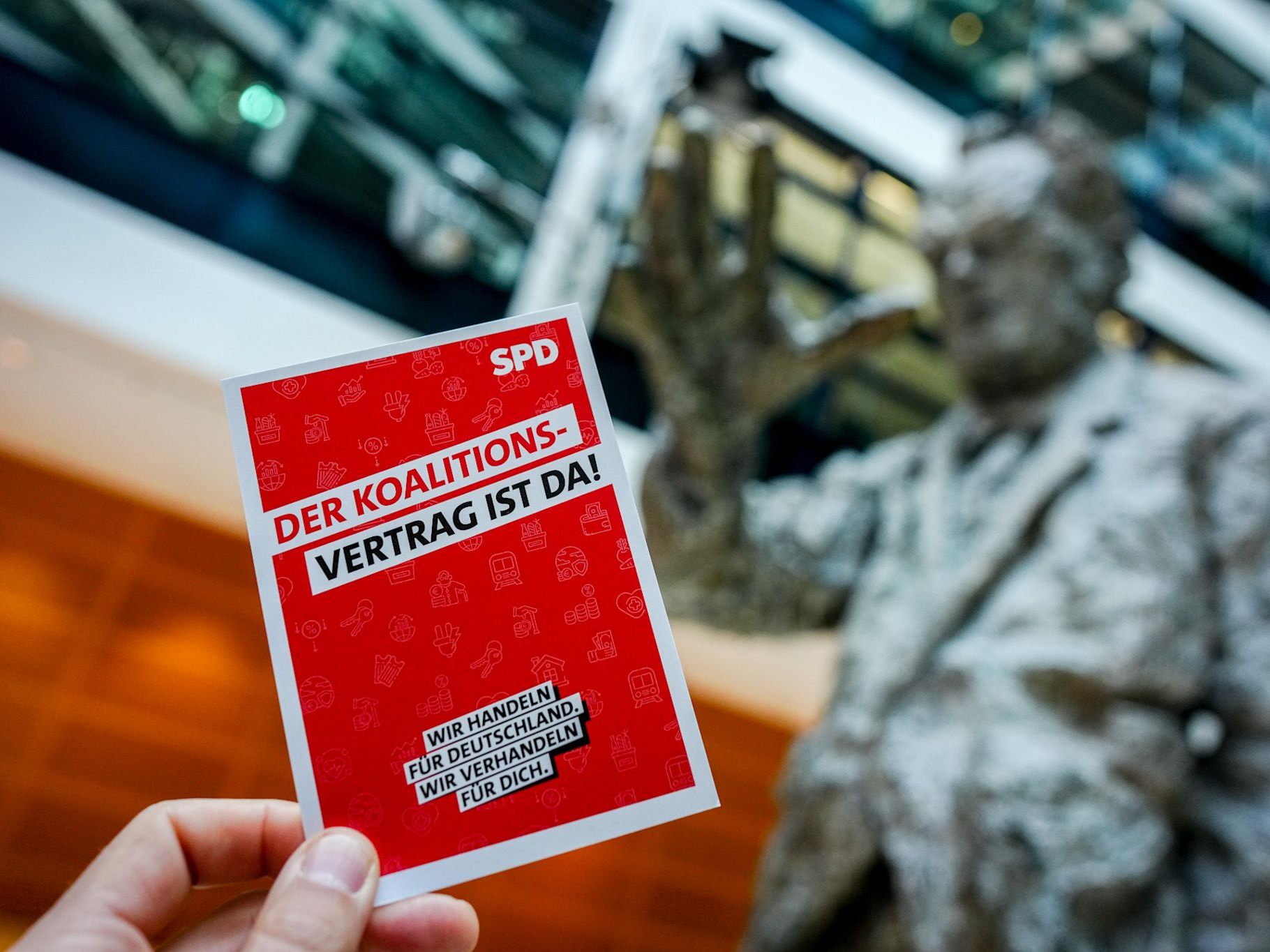 Nach CSU und CDU haben die Mitglieder der SPD dem Vertrag über die Bildung einer schwarz-roten Regierungskoalition in Deutschland zugestimmt.