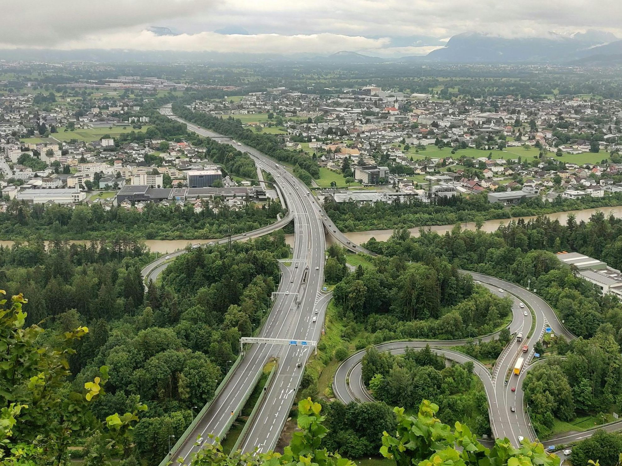 Das Vorarlberger Rheintal leidet unter großem Verkehrsaufkommen (SYMBOLBILD)