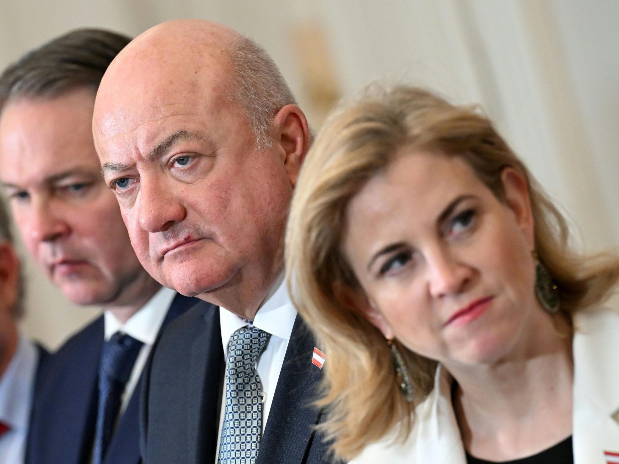reffen von Spitzenvertretern von Bund, Ländern und Gemeinden als Reaktion auf Defizitkrise