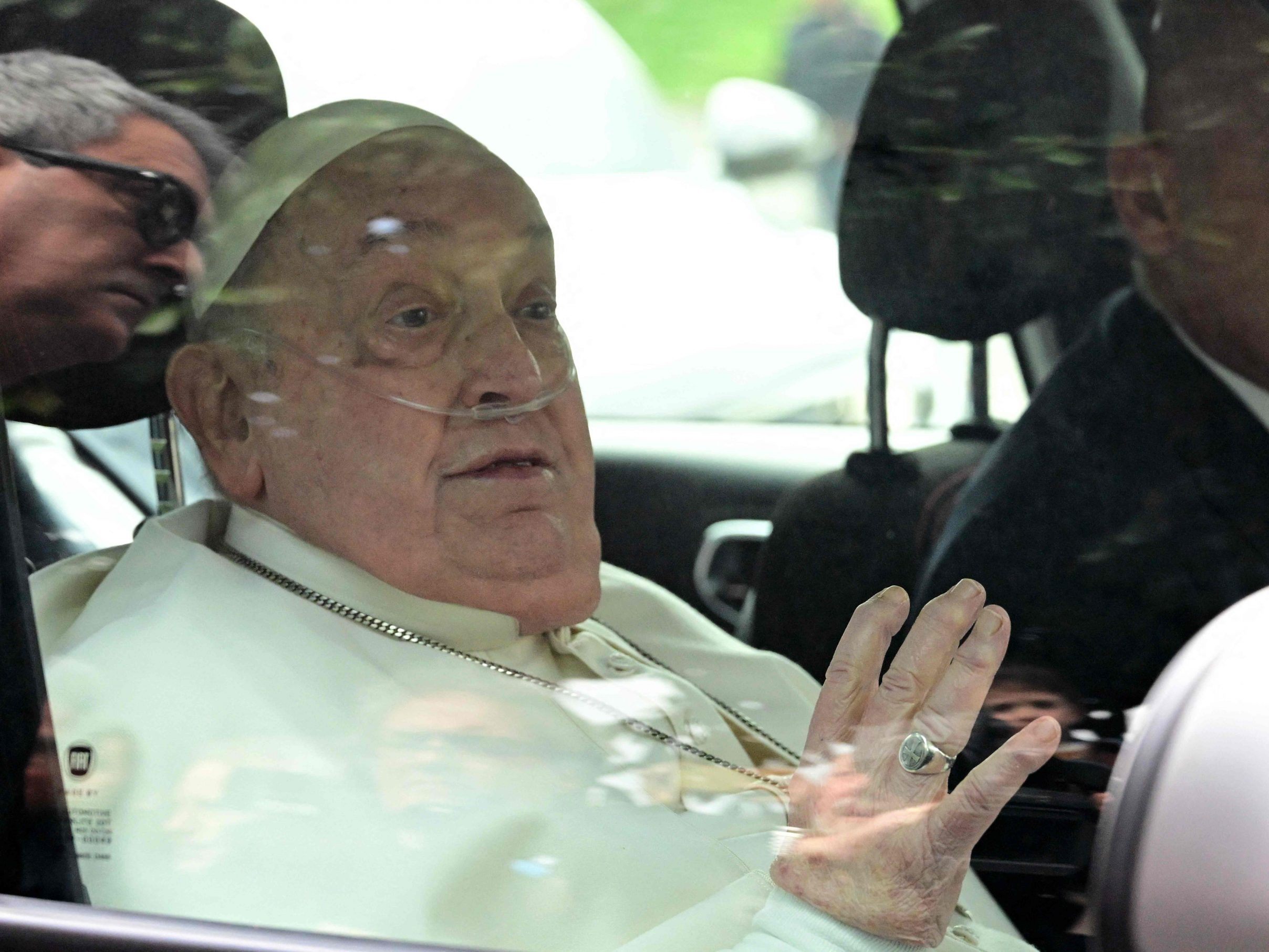 Papst Franziskus ist auf dem Weg der Besserung.