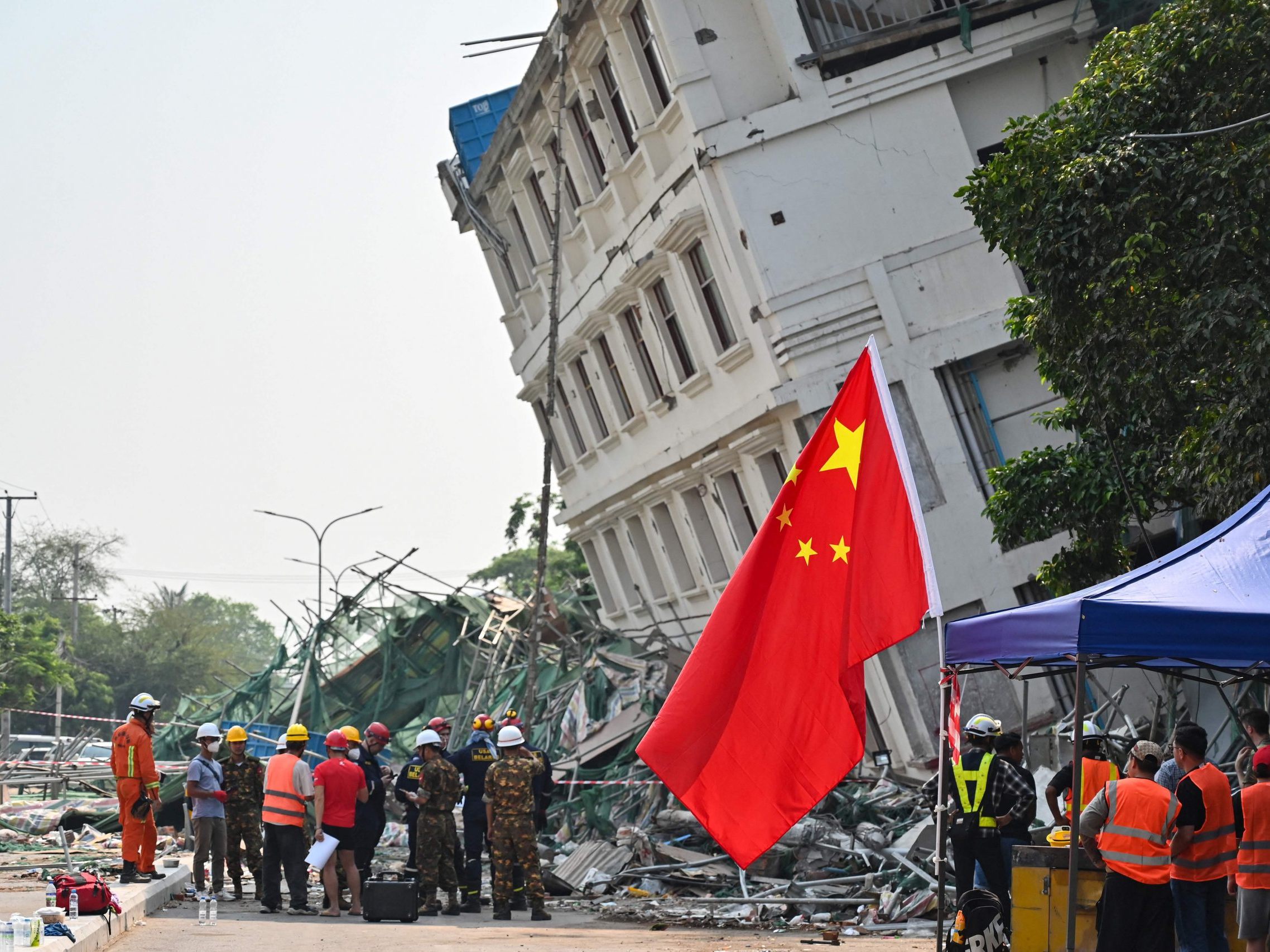 Chinesische Rettungskräfte helfen nach dem verheerenden Erdbeben in Südostasien.