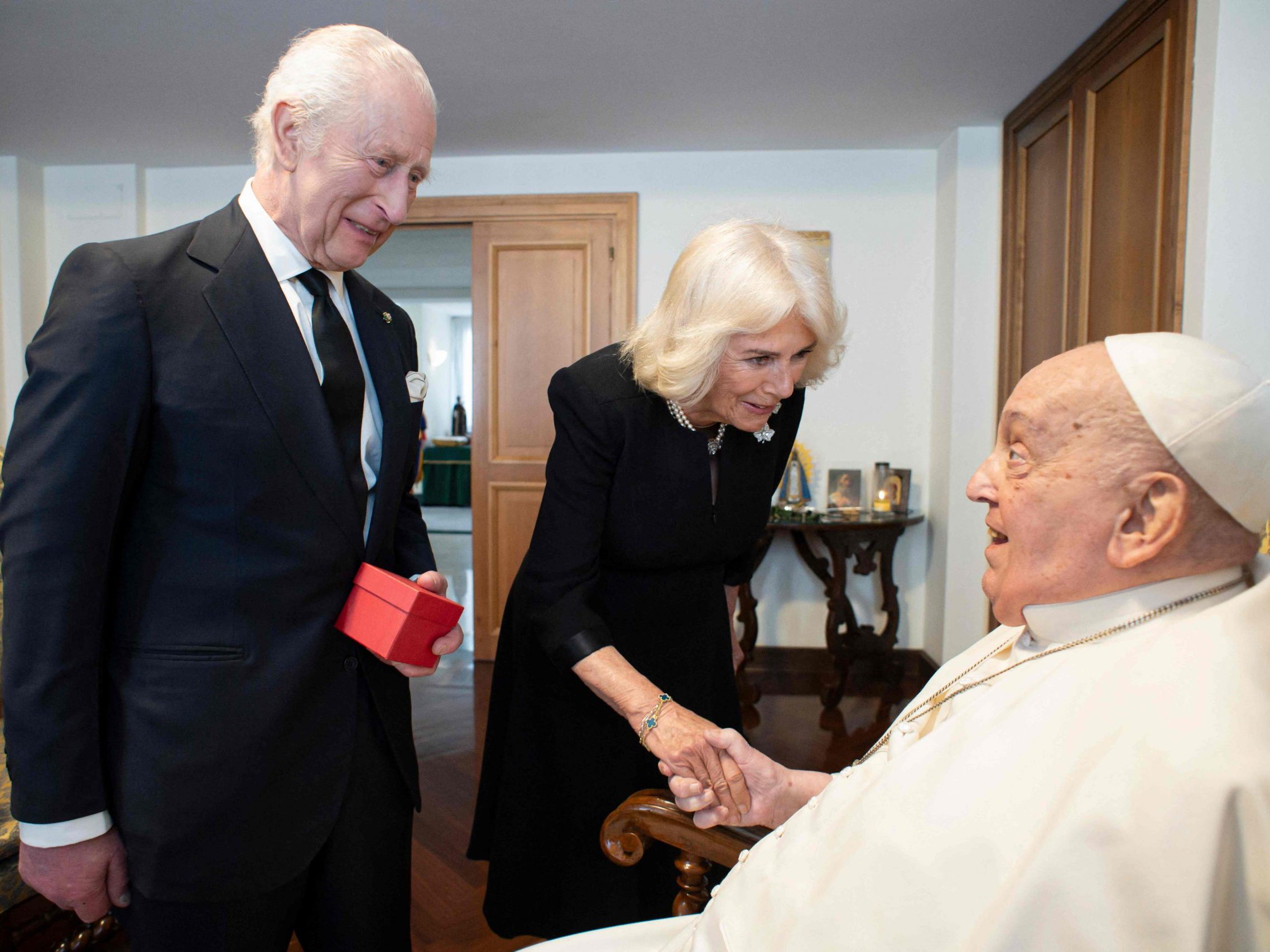 König Charles und Königin Camilla besuchten während ihres Italien-Aufenthalts Papst Franziskus im Vatikan und übermittelten ihm Genesungswünsche anlässlich ihres Hochzeitstags.