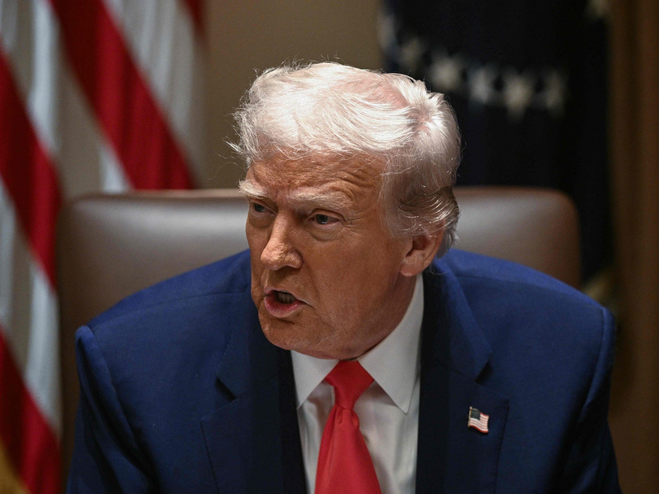Donald Trump hat die Universität Harvard in einem Truth-Social-Beitrag erneut massiv kritisiert, ihr „Hass und Dummheit“ vorgeworfen und Konsequenzen wie den Entzug staatlicher Förderungen sowie die Aberkennung des Steuerstatus angedroht.