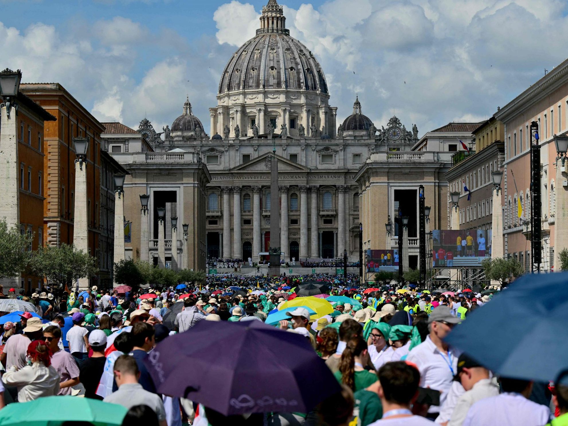 Die Welt wartet gespannt auf die Wahl des neuen Papstes.