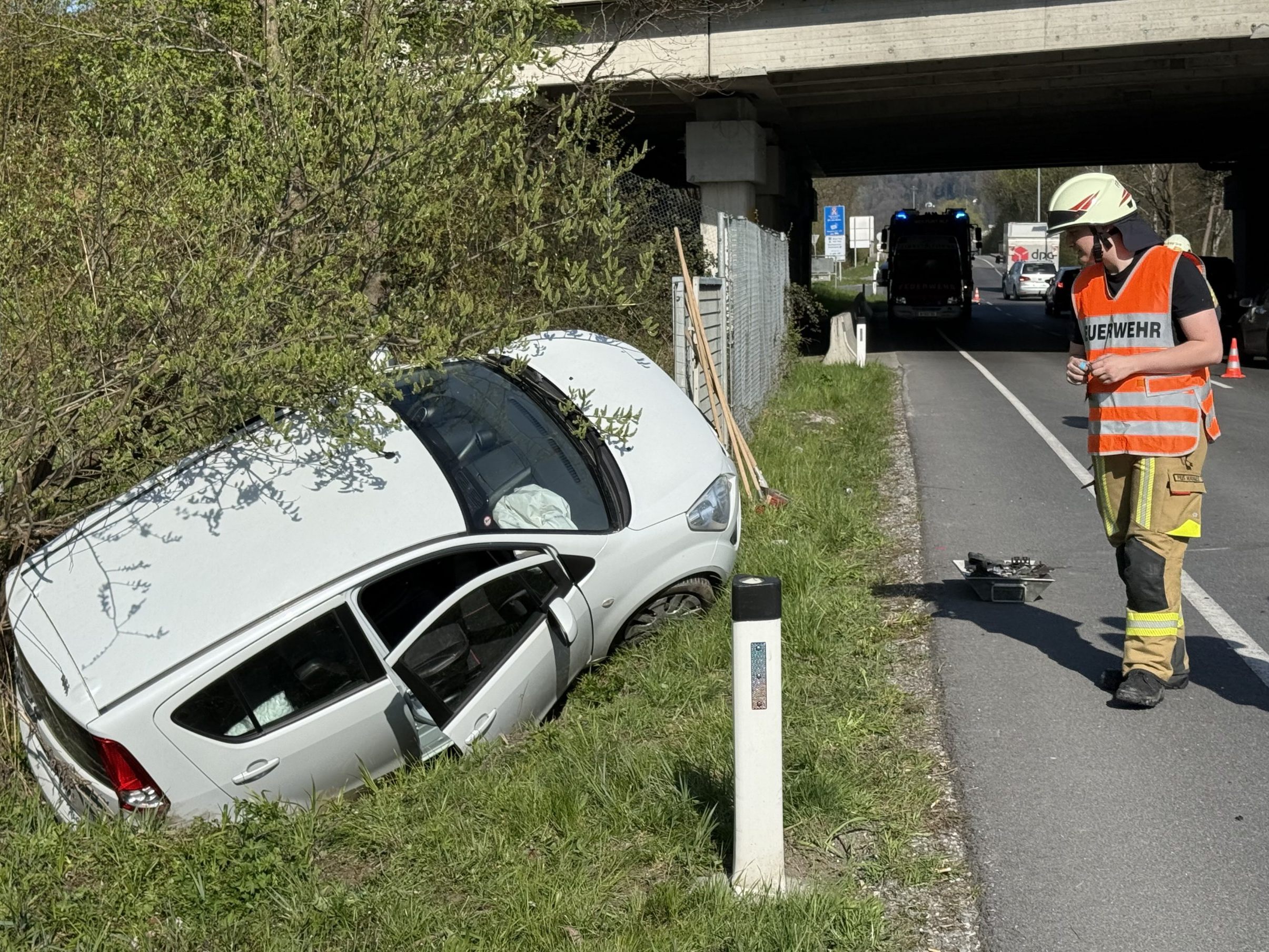 Pkw nach Zusammenprall auf der Senderstraße in Graben gelandet