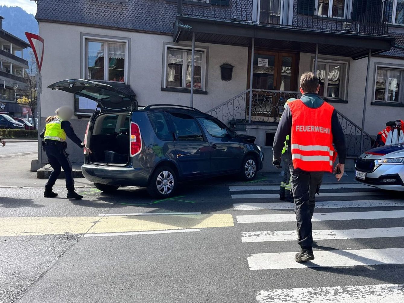 Pkw kracht gegen Mauer