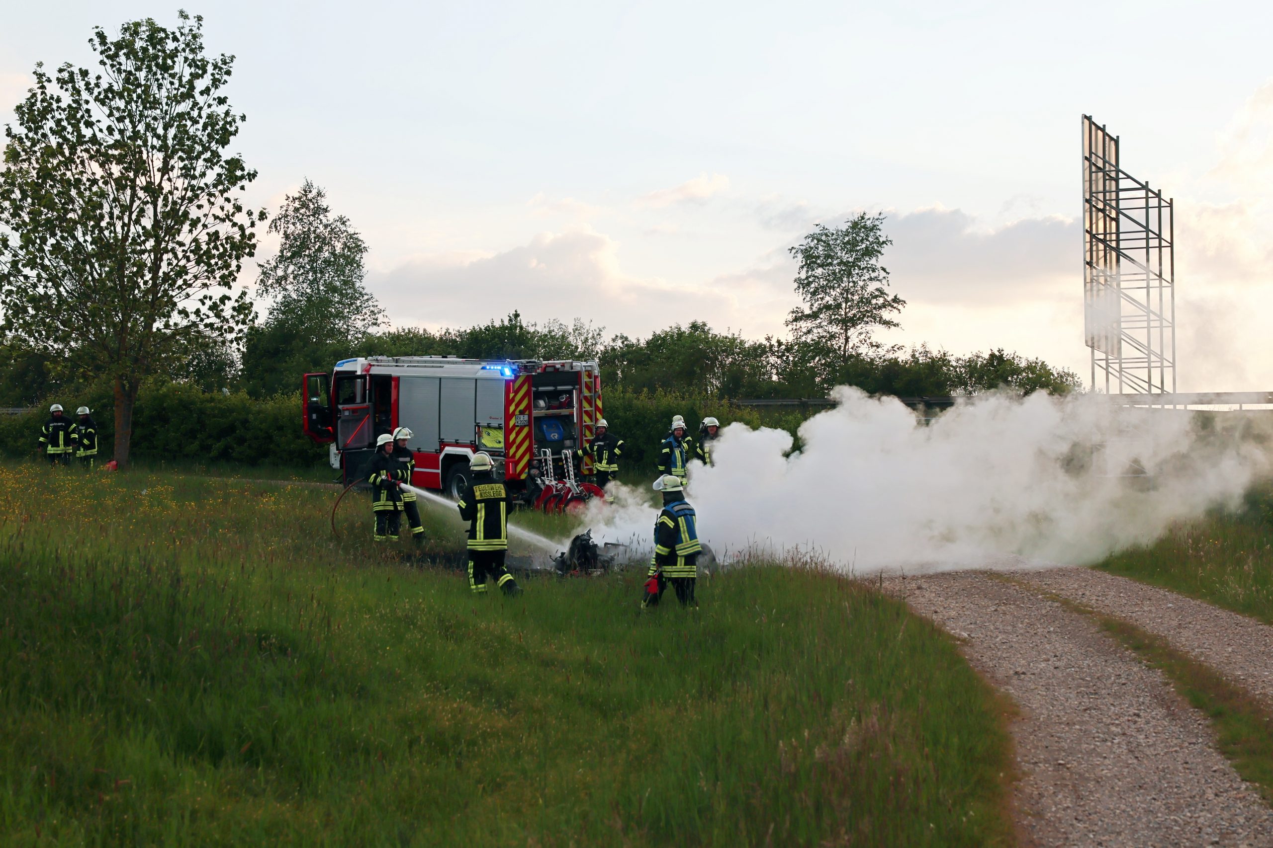Feuerwehrleute im Löscheinsatz – der Sportwagen brannte vollständig aus.