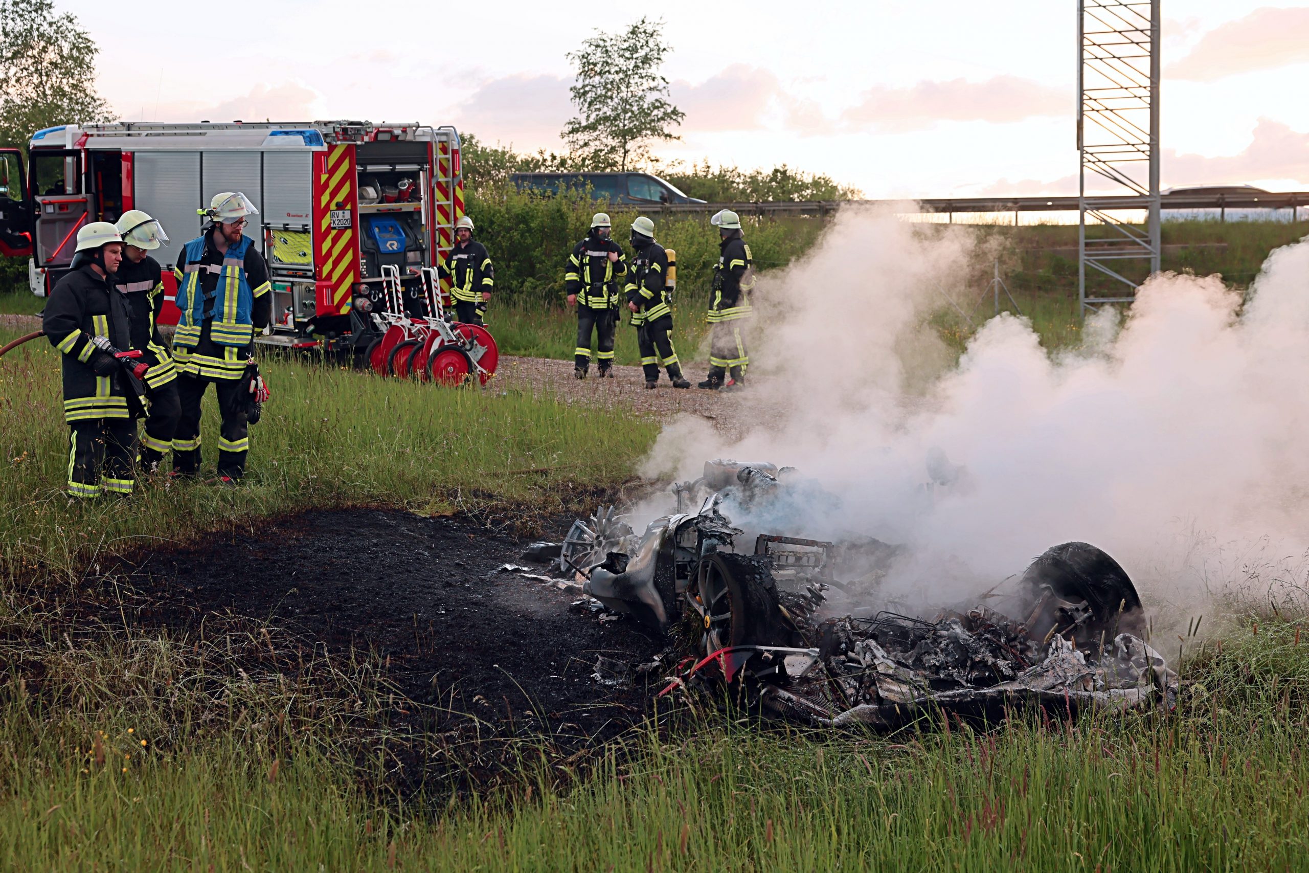 Die Feuerwehr Kißlegg mit mehreren Fahrzeugen im Einsatz.