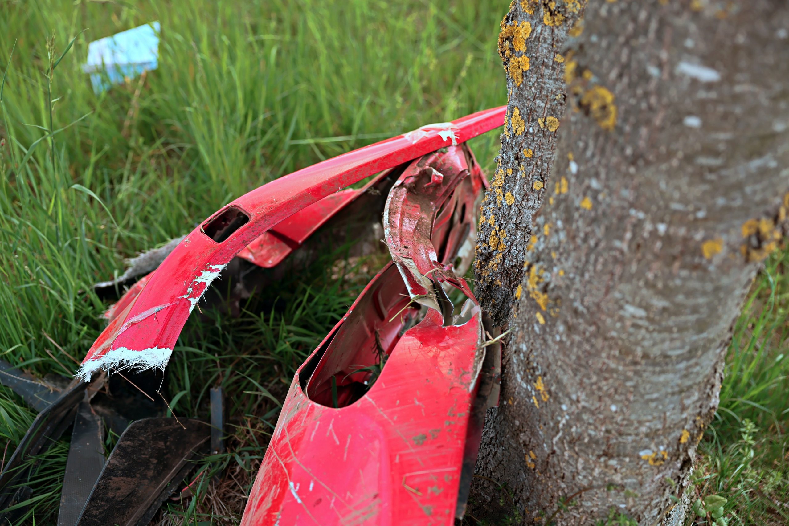 Ein Teil des Ferraris wurde gegen einen Baum geschleudert.
