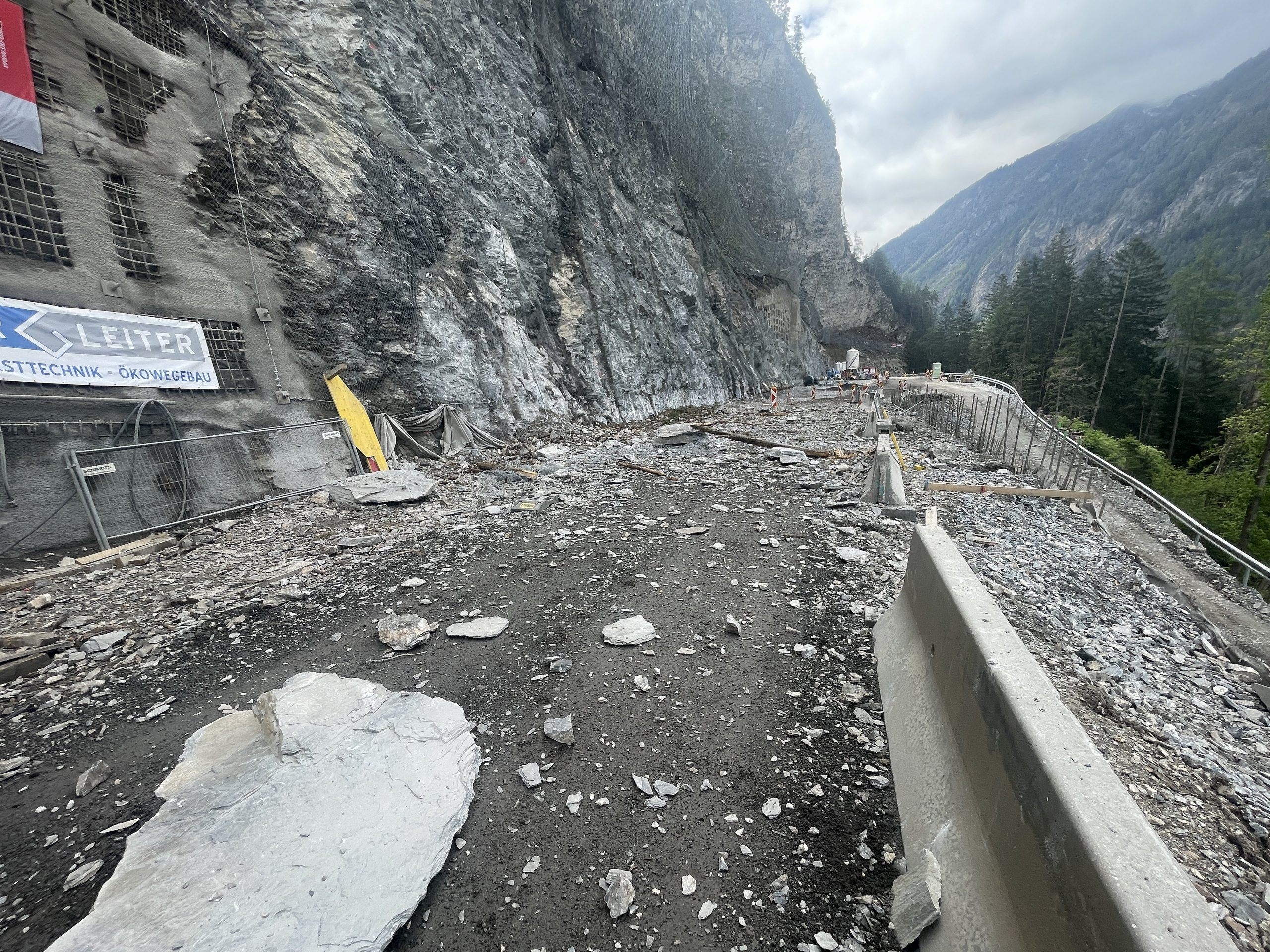 Die Felsbrocken blockieren die gesamte Fahrbahn bei Naudes