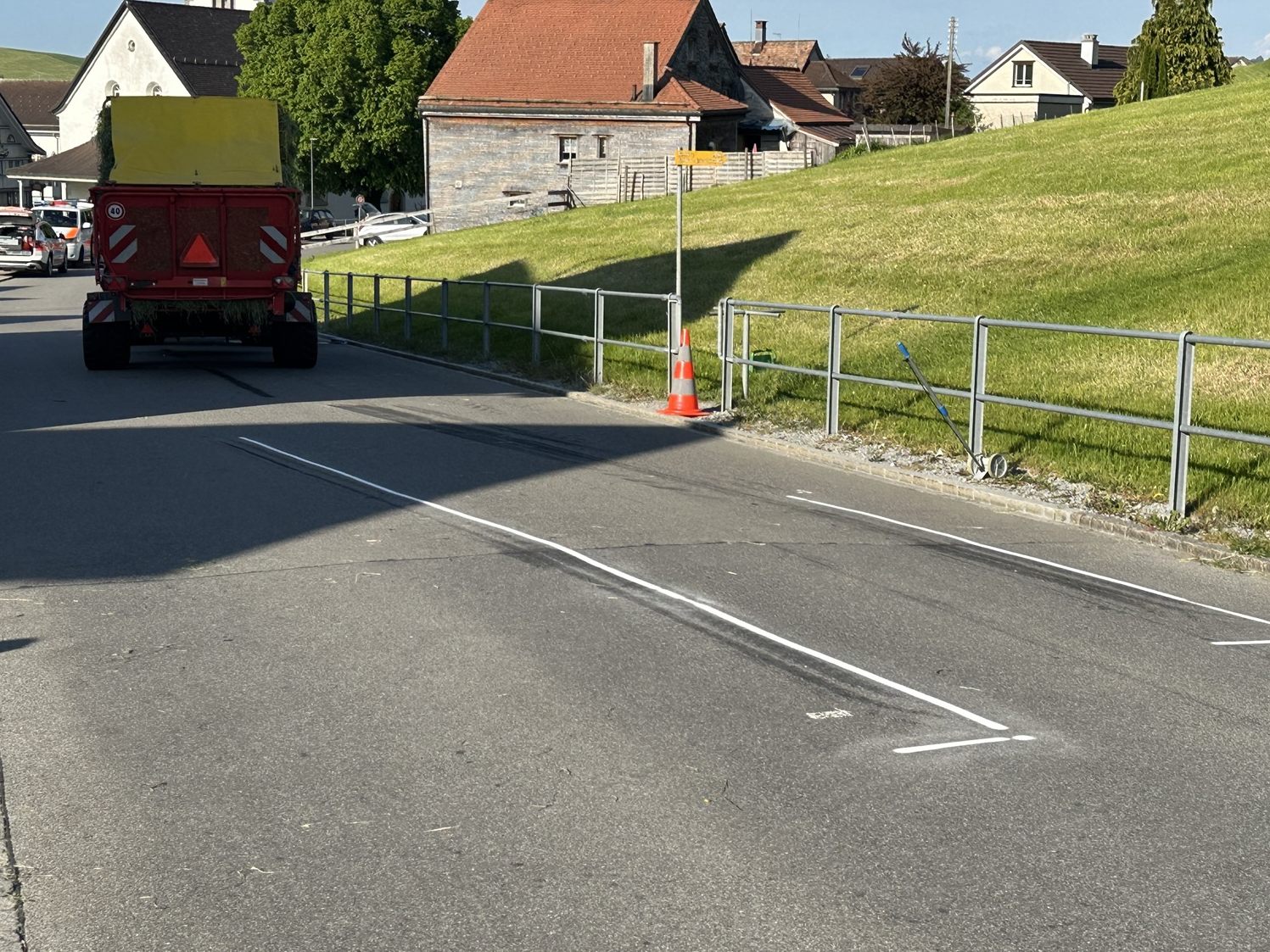 Ein vierjähriger Bub ist am Montagabend in Hundwil von einem Traktor erfasst und lebensgefährlich verletzt worden.