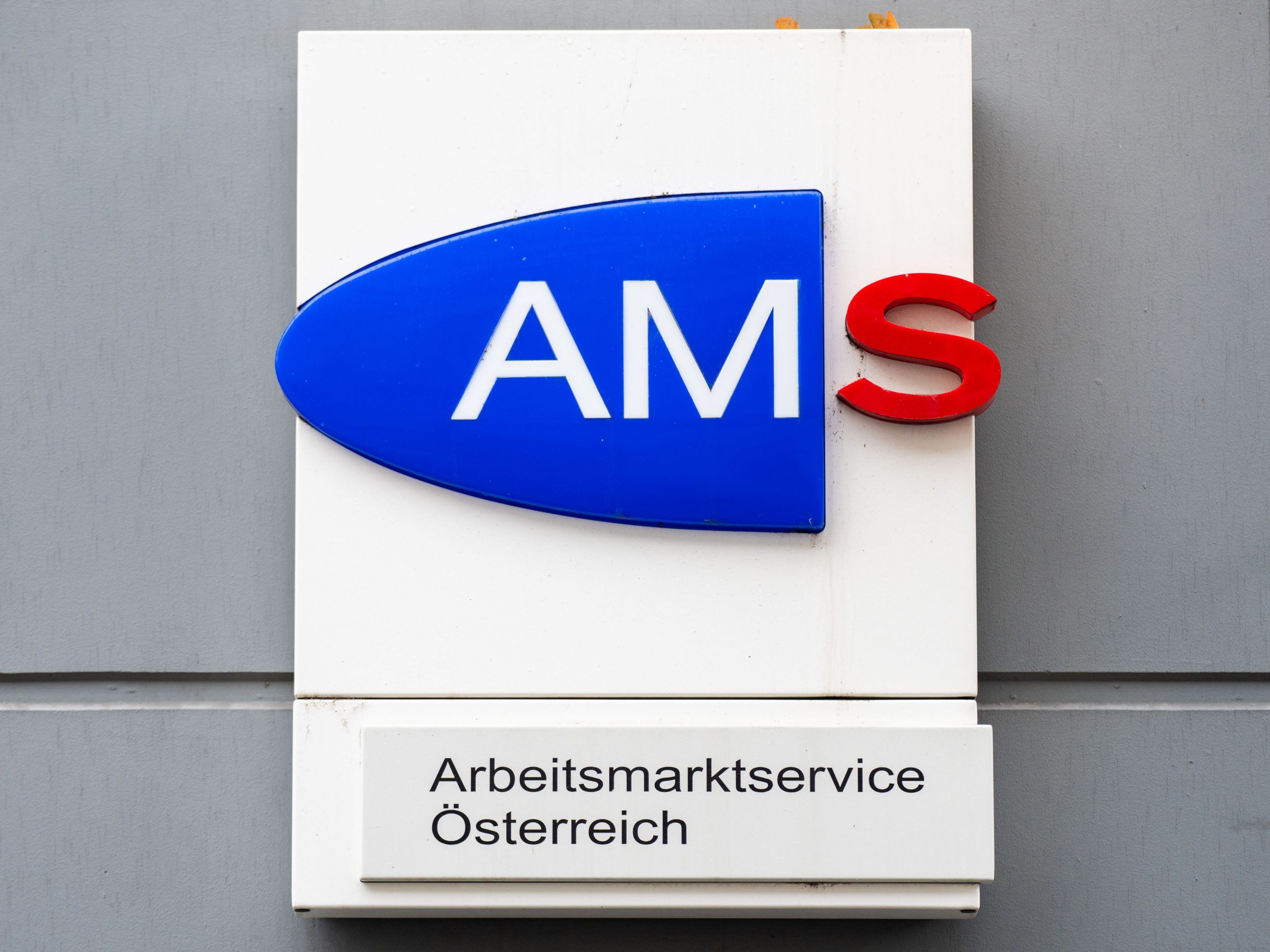 Das AMS bleibt bis 11. Mai wegen eines umfassenden IT-Updates geschlossen – alle Services sind offline, Anträge können rückwirkend eingereicht werden.
