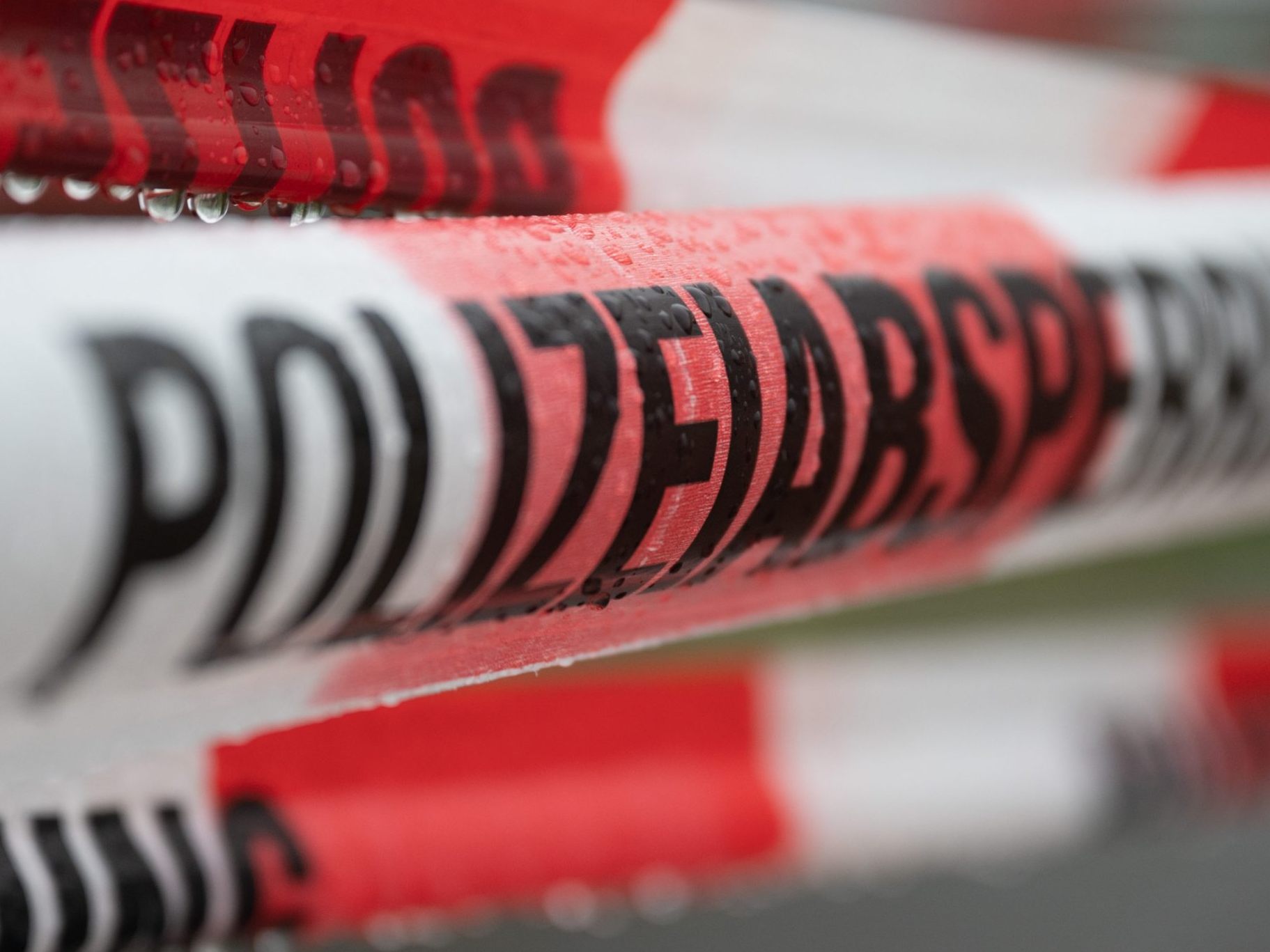 Polizei entdeckte die Leiche hinter einer Mauer im Treppenhaus.