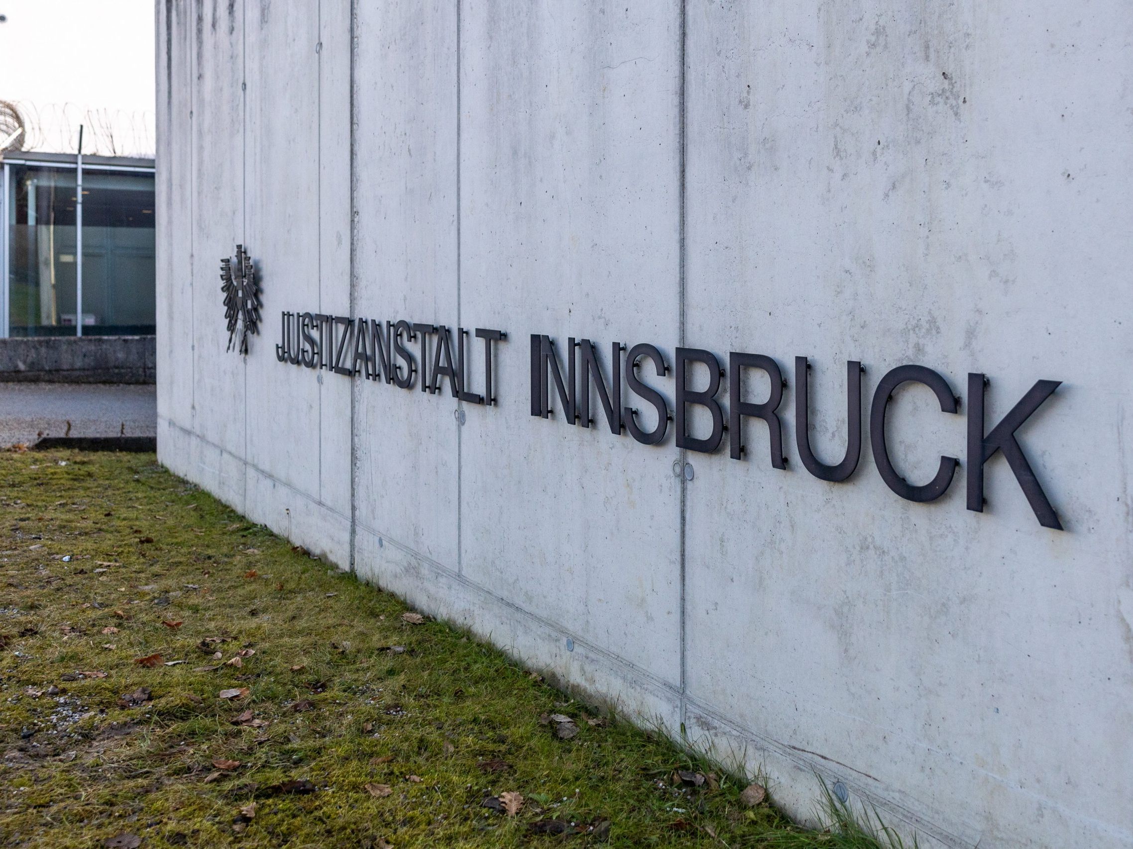 Ein Zivildiener hat in der Justizanstalt Innsbruck für Aufsehen gesorgt.