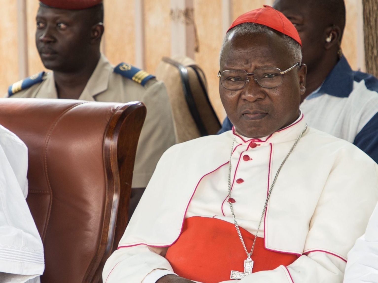 Der aus Burkina Faso stammende Kardinal Philippe Ouédraogo (rechts) könnte aufgrund unklarer Altersangaben nicht wahlberechtigt sein.