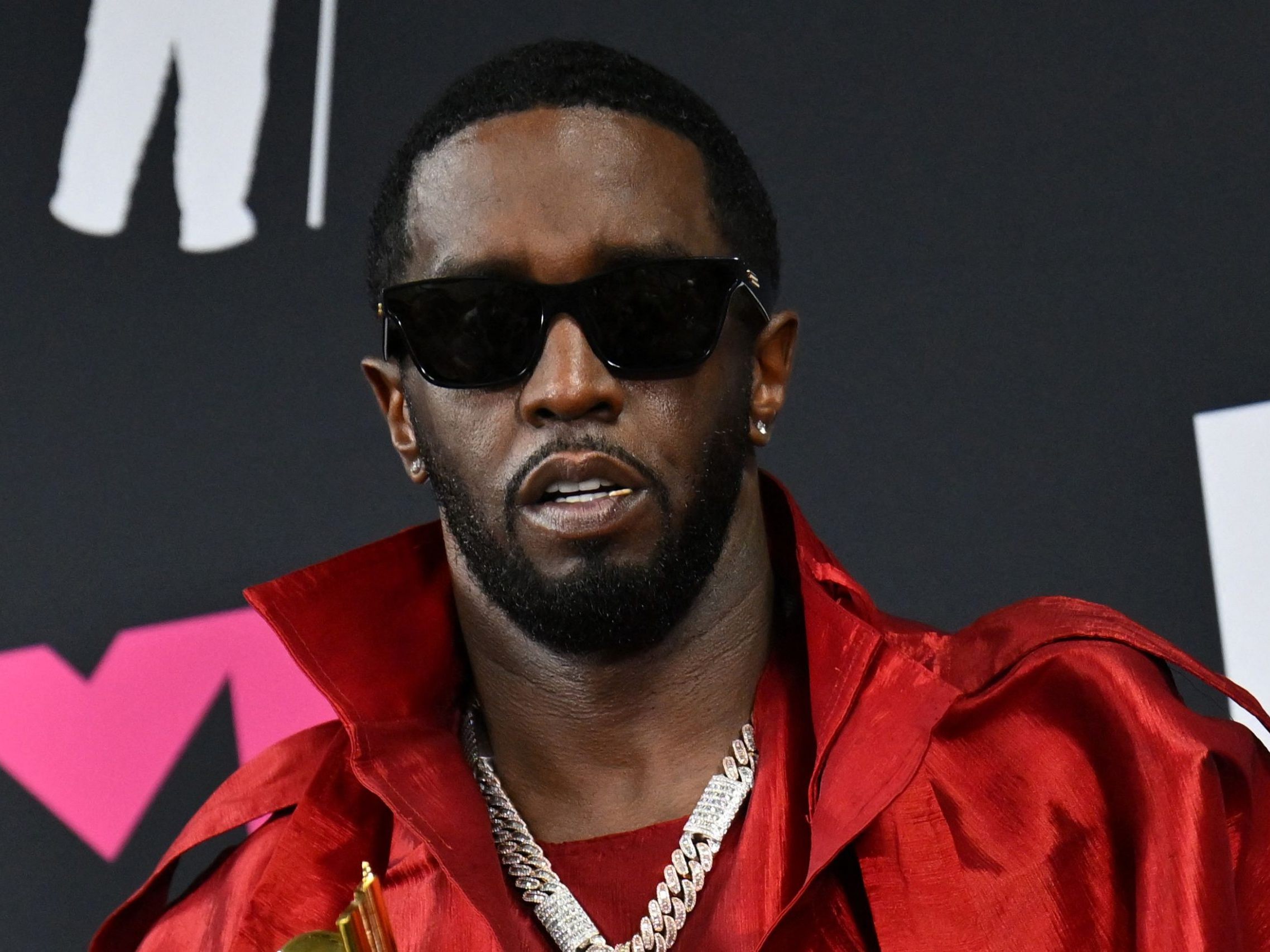 Der Rapper und Unternehmer Sean "Diddy" Combs muss sich ab dem 5. Mai vor einem Bundesgericht wegen Menschenhandels, sexueller Nötigung und organisierter Kriminalität verantworten.