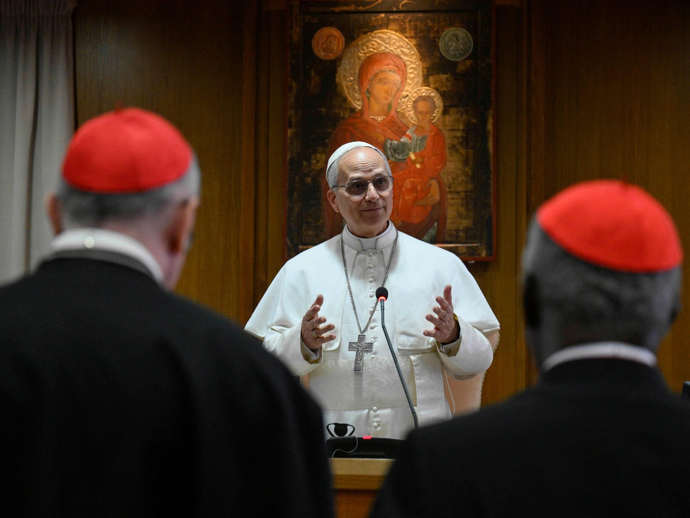 Auf das Treffen von Papst Leo mit den Kardinälen (im Bild) folgt am Sonntag das erste Mittagsgebet.