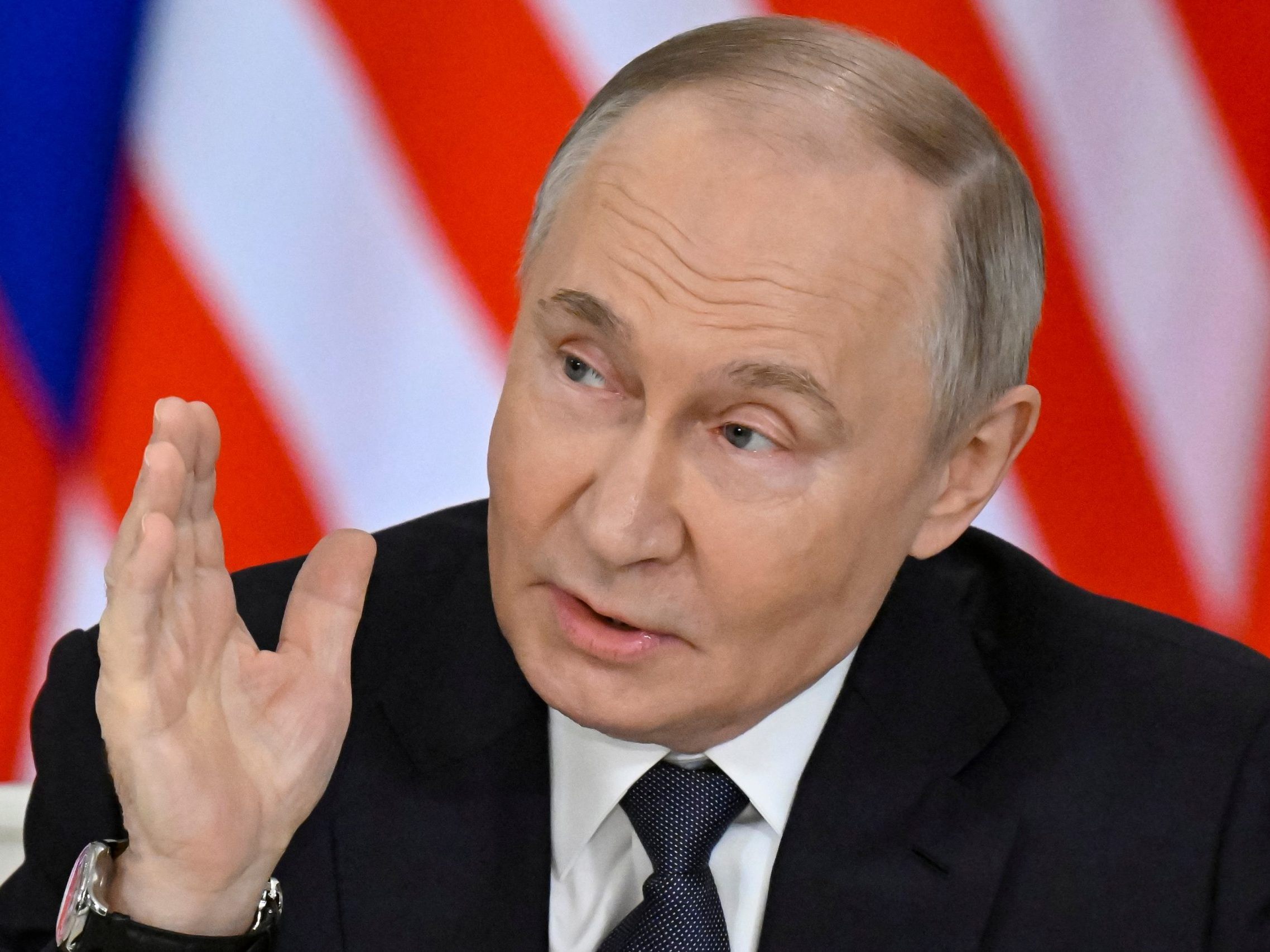 Russlands Präsident Wladimir Putin soll politisch isoliert und extrem abgesichert sein.