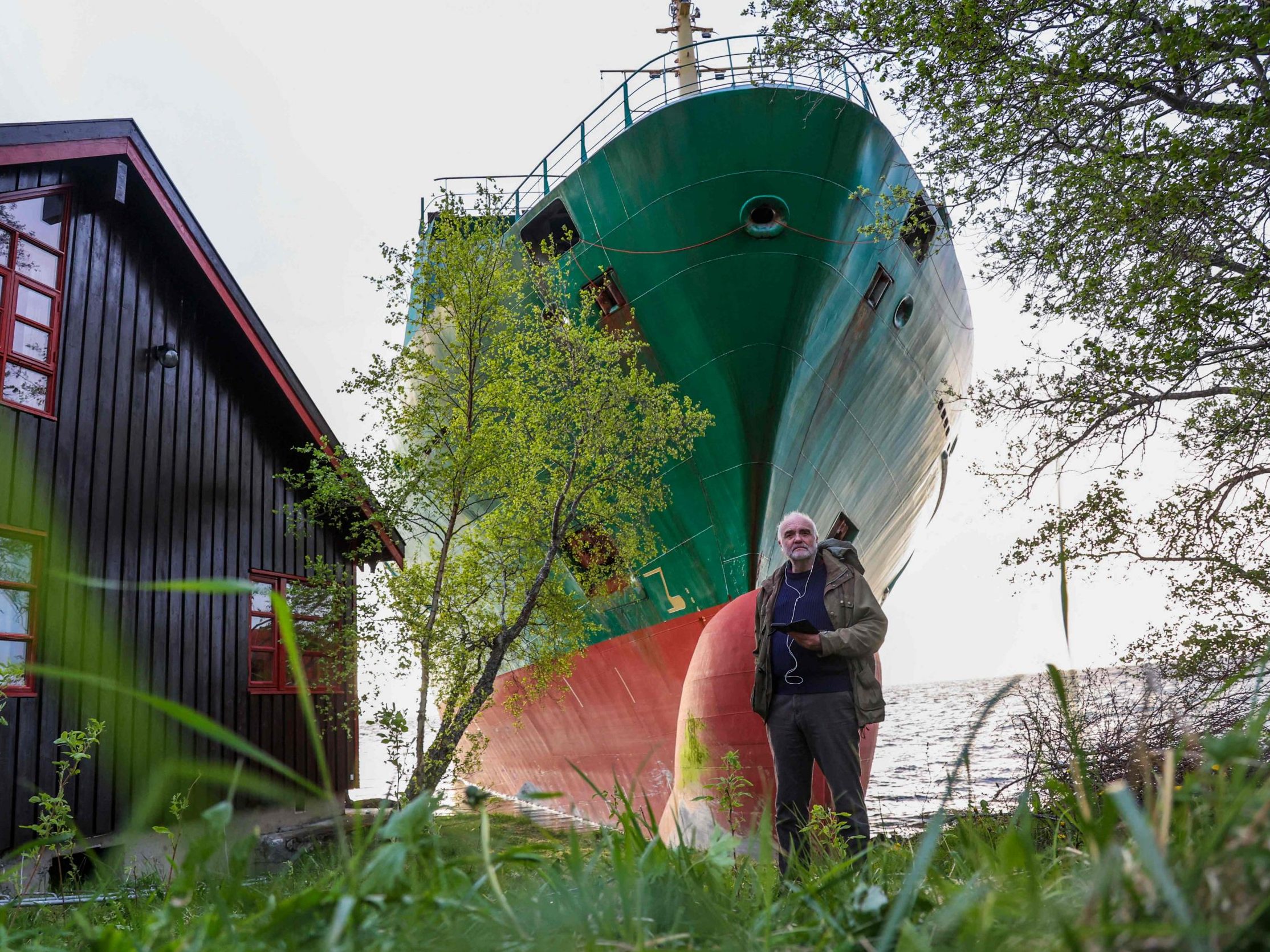 Beinahe-Katastrophe in Norwegen: Containerschiff krachte in Garten.