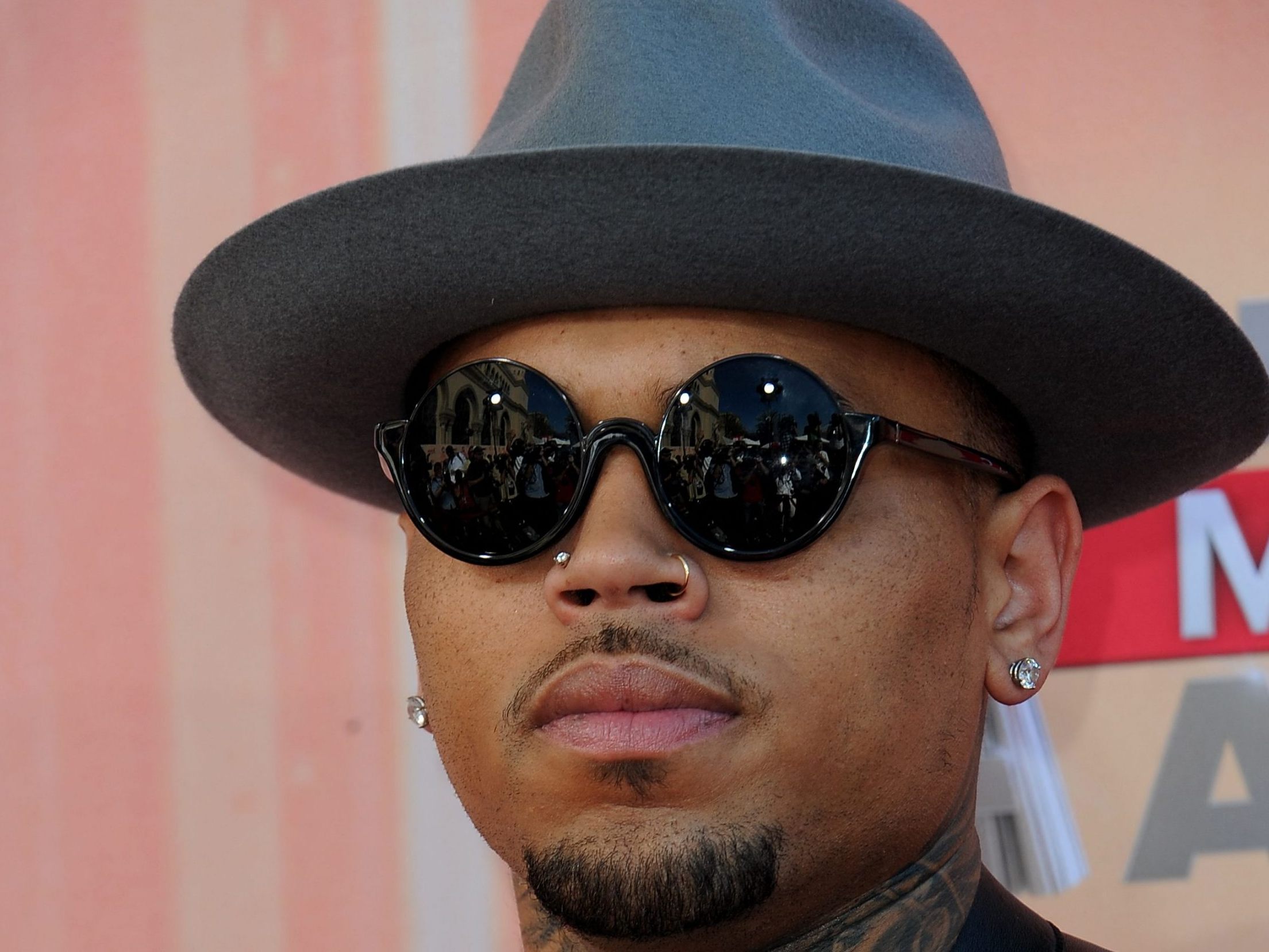 Chris Brown muss bis Mitte Juni in Untersuchungshaft in Manchester.