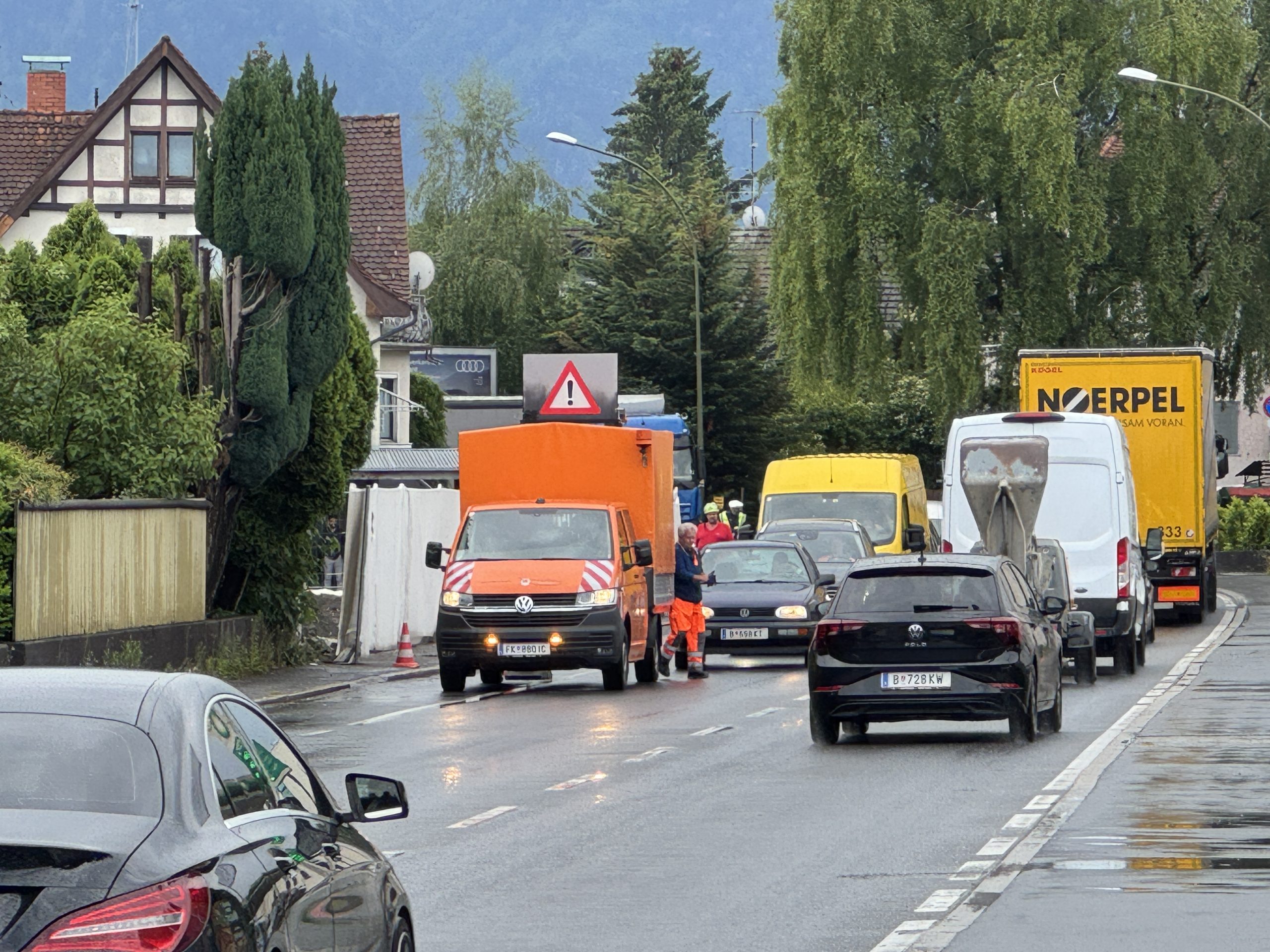 Die Fahrzeuge im Einsatz blockieren teilweise die Fahrbahn.
