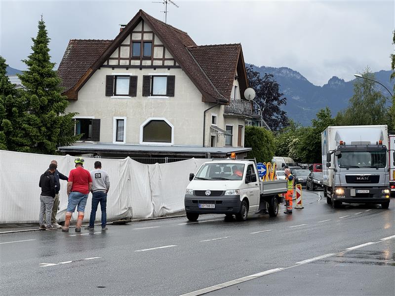 Einsatzfahrzeuge sichern Gefahrenstelle: Polizei und Bauhof sperren den beschädigten Gehweg an der L203 vor der Moschee-Baustelle großräumig ab.