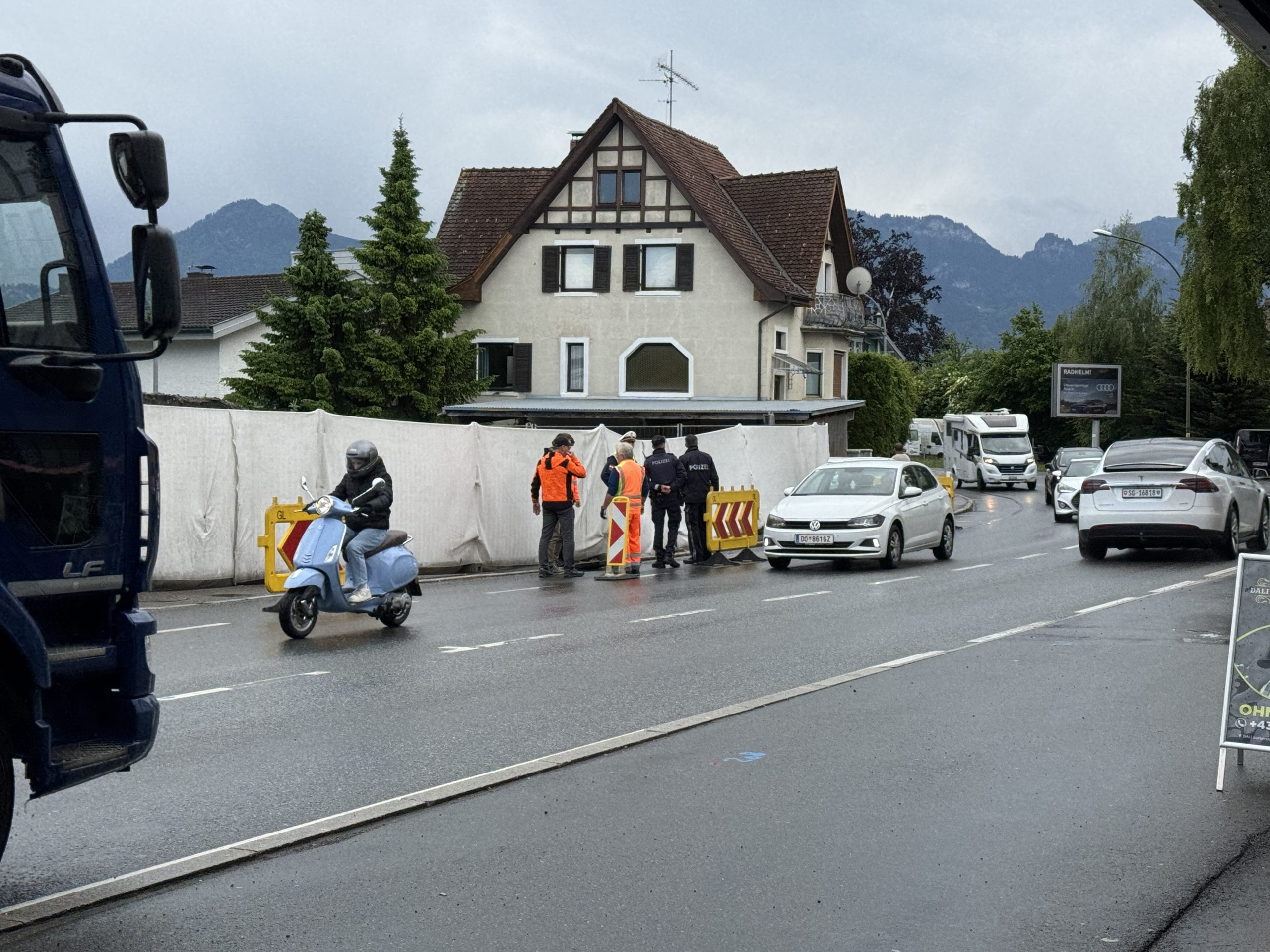 Statiker prüft die Stabilität: Ein Fachmann untersucht vor Ort die betroffene Stelle. Laut Einschätzung besteht keine akute Gefahr für die Fahrbahn.