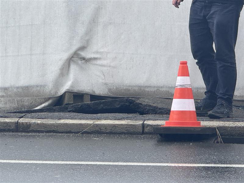 Direkt vor der Moschee-Baustelle zeigt sich ein deutlicher Schaden im Gehwegbelag – die Stelle ist für Passanten gesperrt.