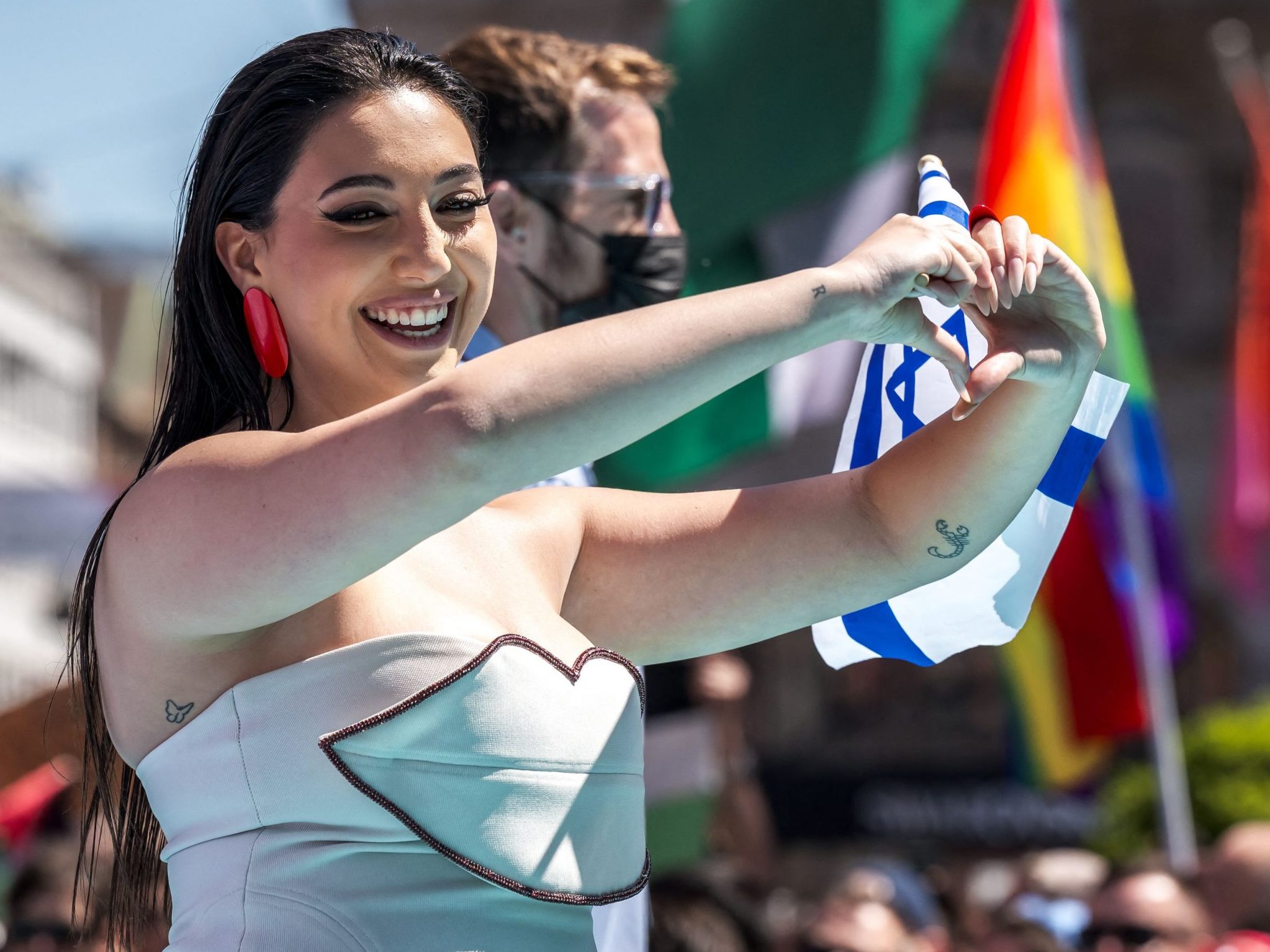 Demonstrant mit palästinensischer Flagge bedrohte israelische Kandidatin (Bild).
