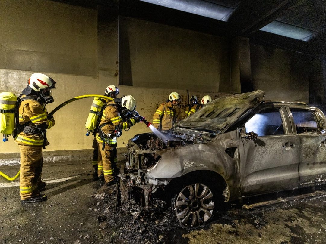 PKW in Flammen beim Tauerntunnel – Fahrer rettet beladenen Anhänger in letzter Sekunde